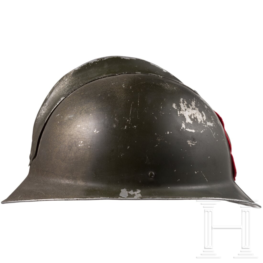 An Italian dress helmet for officers: An Italian dress helmet for officersLeichter feldgrauer (Fehlstellen) Adrianhelm aus Aluminium, einteilig mit aufgesetztem Kamm, vs. aufgelegtes Messingemblem des IR 22 mit roter TuchunterfÃ¼tterung