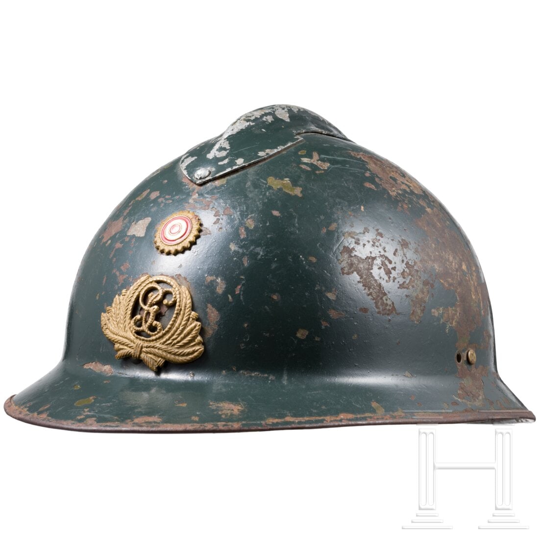 A Peruvian steel helmet shell M 34: A Peruvian steel helmet shell M 34Blau Ã¼berlackierter Adrianhelm, vs. rot-weiÃŸ-rote Strahlenkokarde Ã¼ber aufgelegtem MÃ¼tzenkranz (BÃ¼gerkriegspartei?). Ohne Futter.Condition: III +