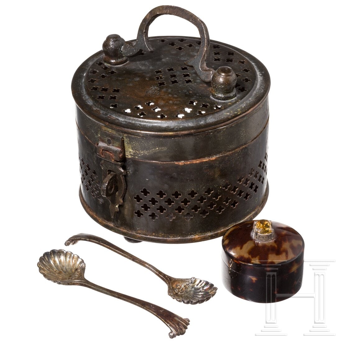 A Russian metal potpourri vessel, two silver sugar spoons and a tortoise shell pill box set with a: A Russian metal potpourri vessel, two silver sugar spoons and a tortoise shell pill box set with a citrine, stamped 1709 (potpourri), London, 1880 (spoons), 19th centuryPillendöschen aus Schildpatt,