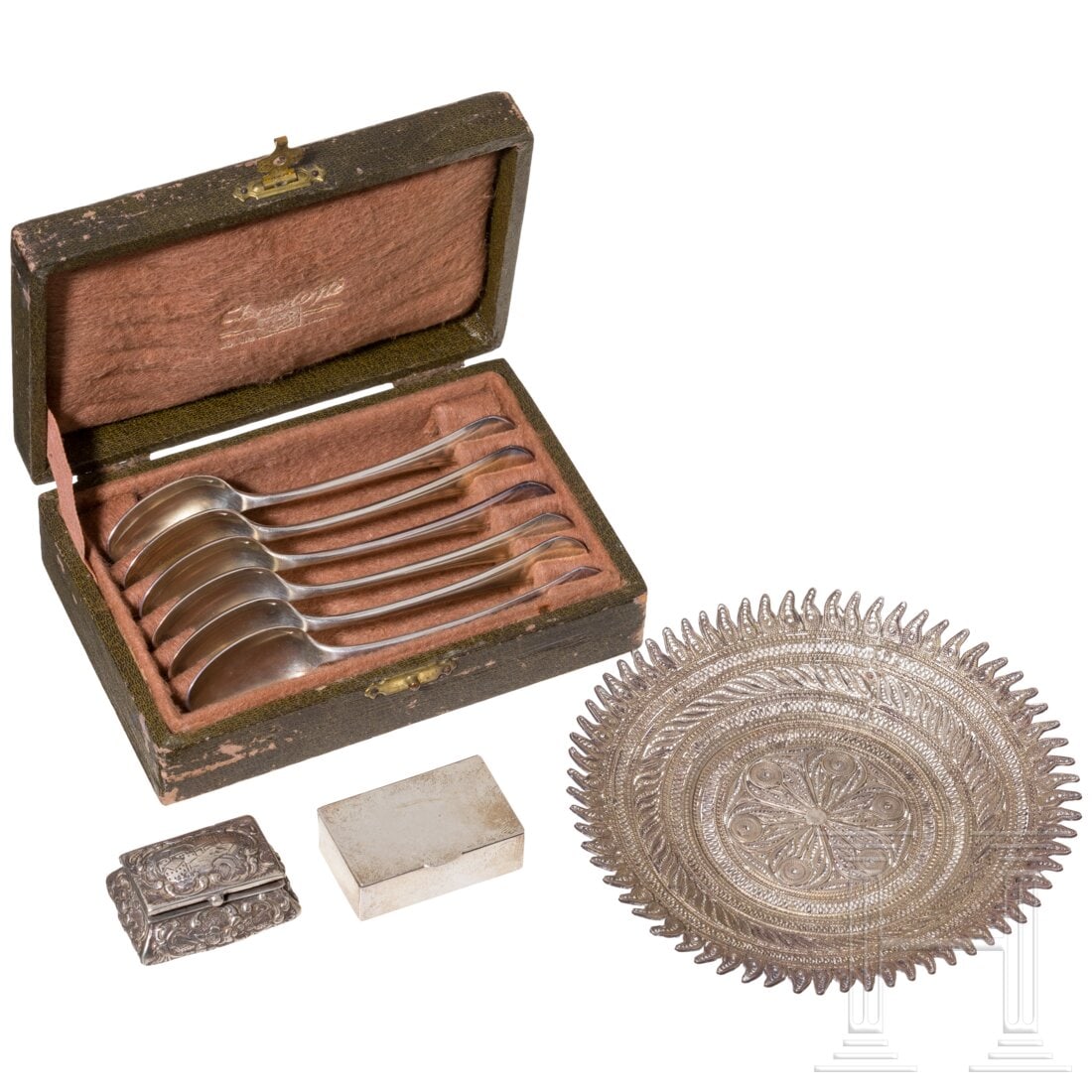 Two silver pill boxes, a silver filigree bowl and six silver tea spoons, Indian, 19th century,: Two silver pill boxes, a silver filigree bowl and six silver tea spoons, Indian, 19th century, Hanau, 19th century, Christofle, after 1935 (tea spoons) resp.Ein Döschen mit glatter Wandung, Innenseit