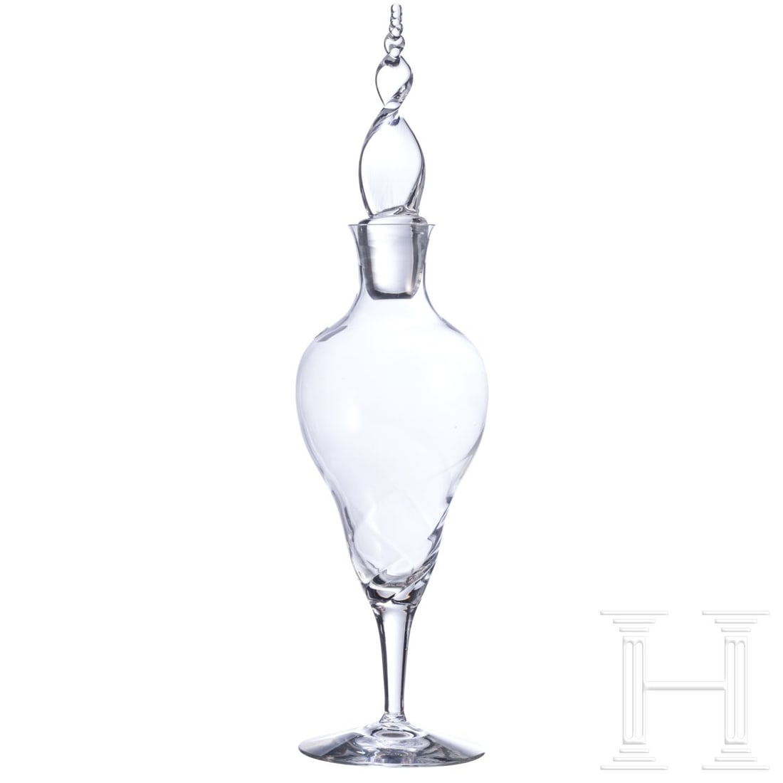 A glass decanter with stopper "Xanadu", Arje Griegst (design), Holmegaard (finish), circa 1980: A glass decanter with stopper "Xanadu", Arje Griegst (design), Holmegaard (finish), circa 1980Farbloses, mundgeblasenes Glas. Auf rundem Scheibenfuß. Der untere Teil der Wandung in geschwungene Züge
