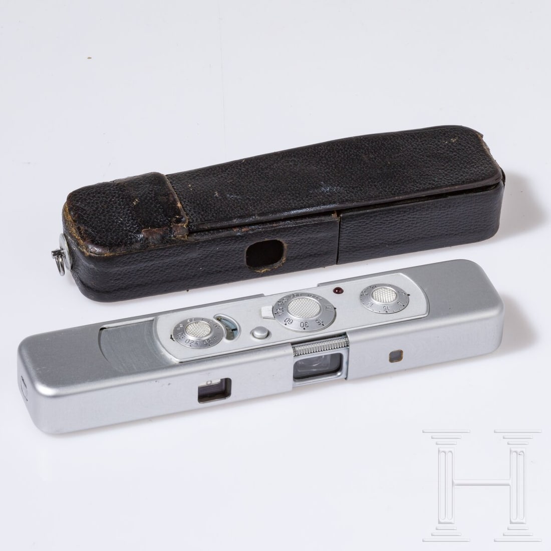 A Minox C: A Minox CKamera Snr. 2363527, ca. 1970, in Bereitschaftstasche (brüchig). Complan 1:3,5 15 mm, löst aus, Sucher klar, Batteriefach sauber.Mehrere Gebrauchsspuren.Condition: II - III