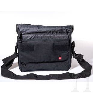 Five photo bags, Leica, Zeiss and others: Five photo bags, Leica, Zeiss and othersEine Systemtasche aus Leder, Leica, vermutlich R3/4. Eine Leica-Umhängetasche aus Textil (z.B. für einen 13er Laptop passend). EineZeiss-Ikon-Umhängetasche a