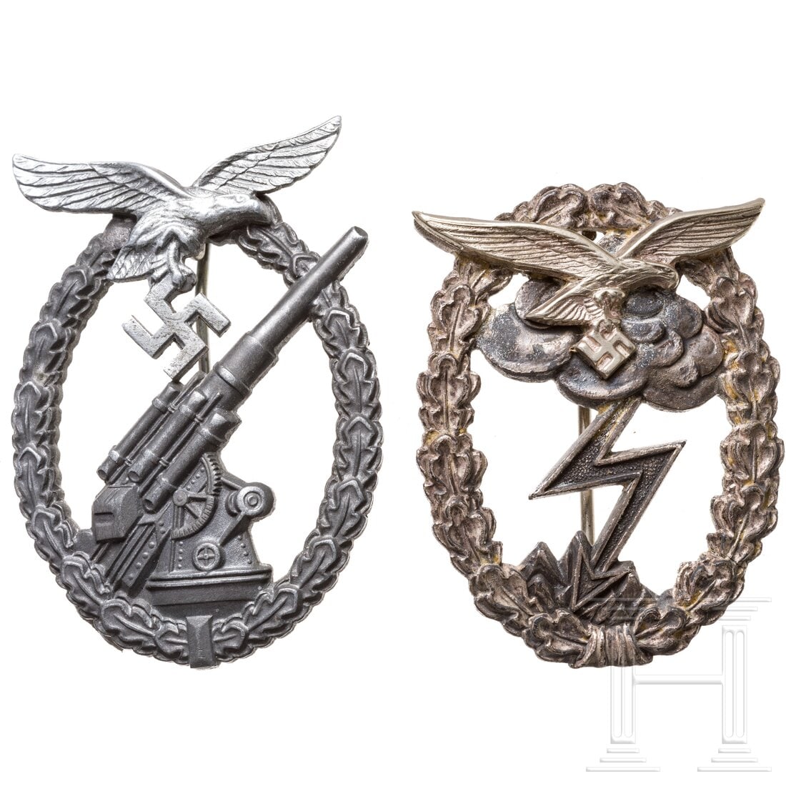 A Luftwaffe Ground Combat Badge and Flak Artillerie Badge: A Luftwaffe Ground Combat Badge and Flak Artillerie BadgeJeweils migrierte, sichtlich gereinigte Feinzinkausführungen, Erdkampfabzeichen mit ergänzter Adlerauflage, das Flakkampfabzeichen mit ergän