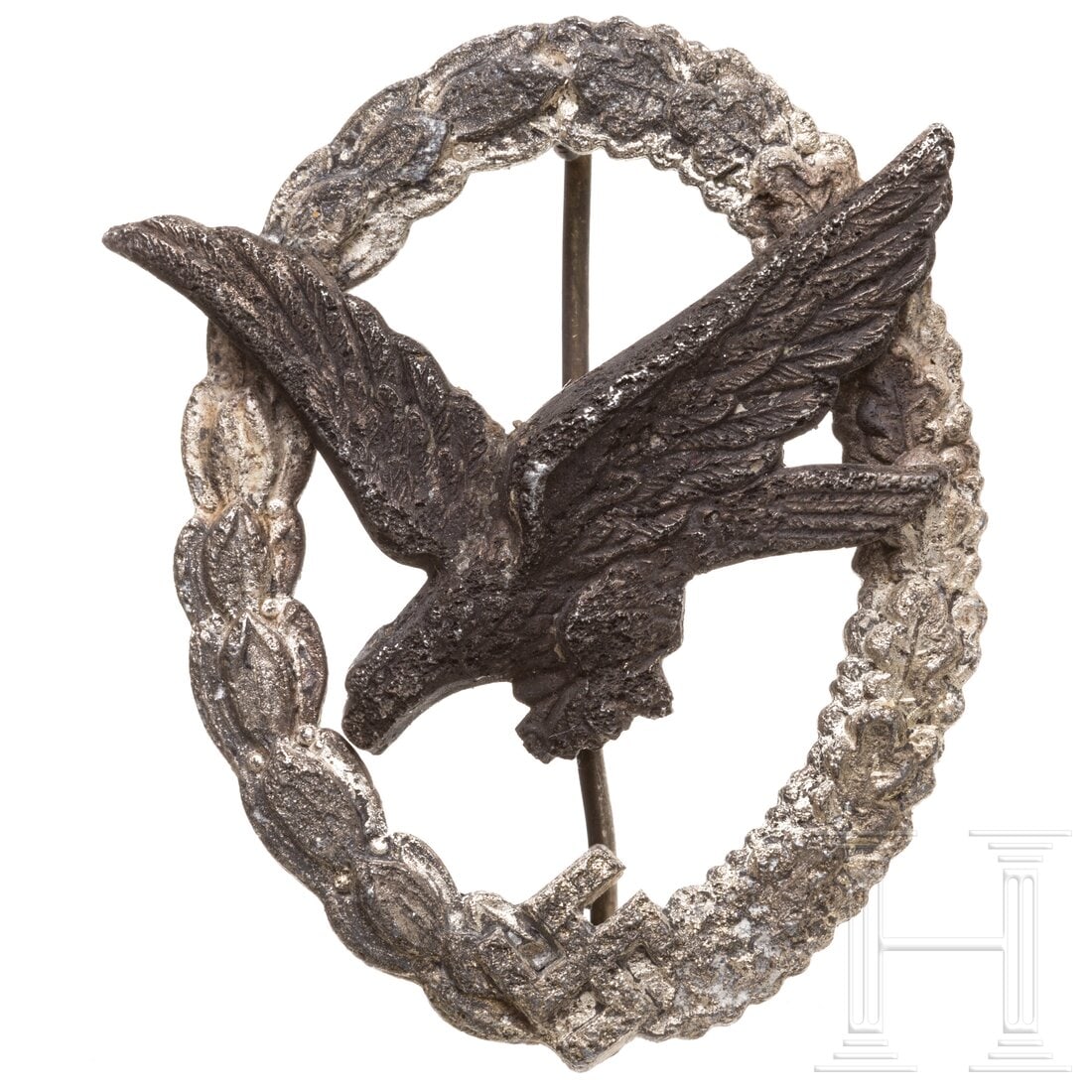A Luftwaffe Air Gunners Badge for mechanics and gunners made by Berg & Nolte, Lüdenscheid: A Luftwaffe Air Gunners Badge for mechanics and gunners made by Berg & Nolte, LüdenscheidFeinzinkausführung, der versilberte Kranz mit rs. vertikaler Drahtnadel an stehendem Scharnier, der vernietet