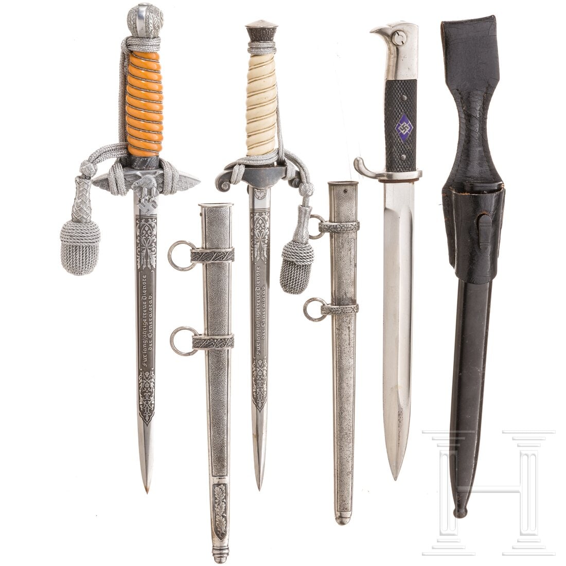Three edged weapons: Three edged weaponsEin Heeres- und ein Luftwaffendolch, jeweils aus Alt- und Neuteilen zusammengebaut (assembled from old and new parts). Das Seitengewehr mit späterem Fantasieemblem. Längen ca. 37 