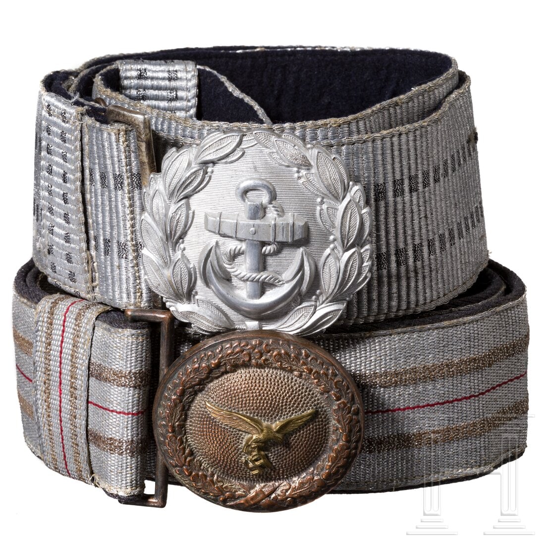 Two dress belts: Two dress beltsJeweils komplett mit Schloss, beiden Schiebern und Gegenhalt. Für Offiziere der Luftwaffe, das Schloss stark verputzt, Binde ausgeblichen und das Futter mottig. Für Marinebeamte, Halt