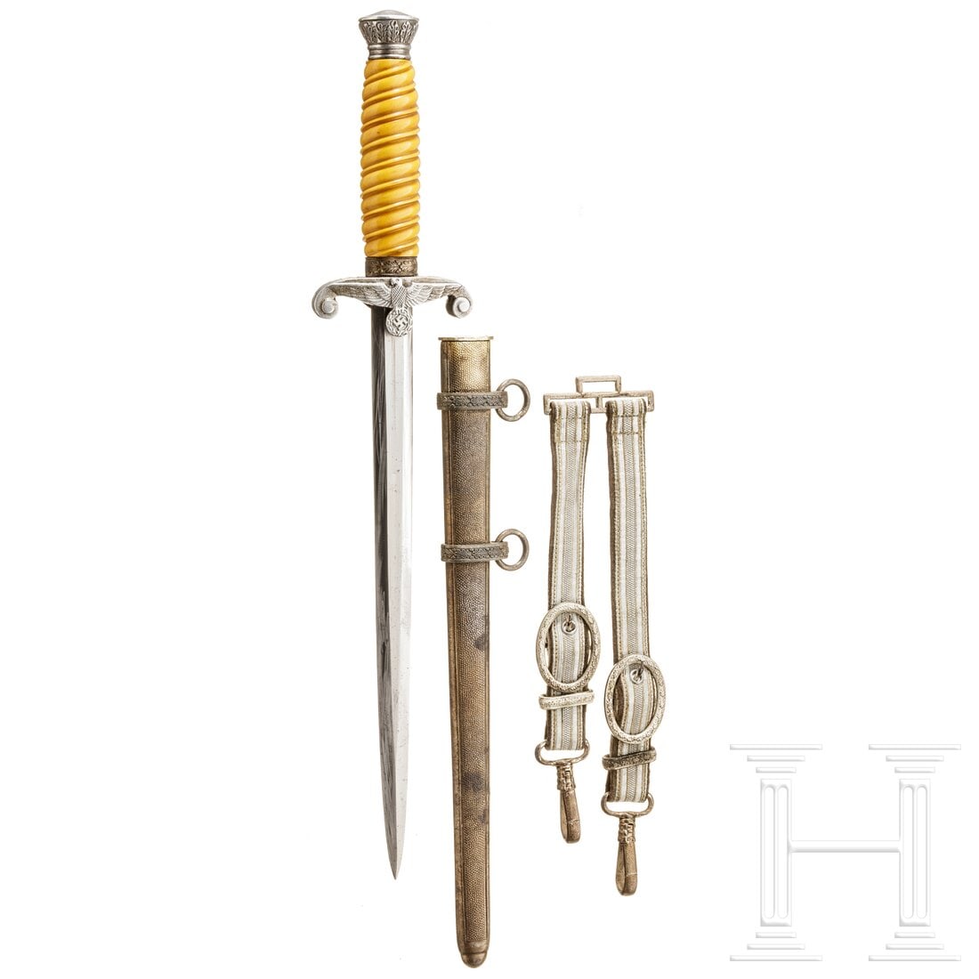 An army officer's dagger M 35: An army officer's dagger M 35Die Klinge (grob gereinigt) ohne Herstellermarke. Leichtmetallknauf und -parierstange, orangefarbener Kunststoffgriff. Versilberte Eisenscheide (fleckig) mit Textilgehäng