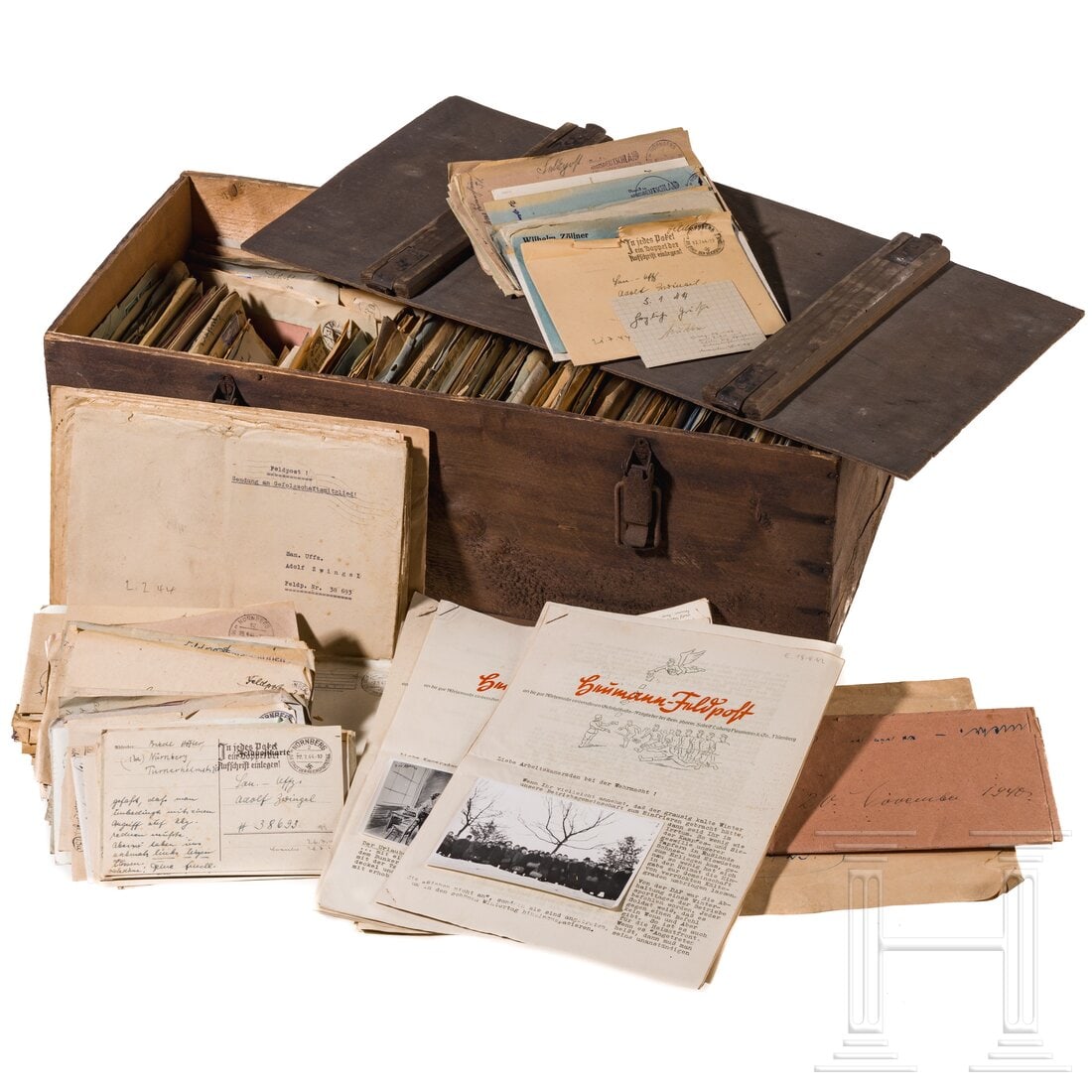 A box with letters: A box with lettersÜberwiegend Feldpost, die Umschläge größtenteils mit Inhalt, darunter welche mit Sonderstempeln, Luftfeldpost usw. Einige mit der Reichspost aus den 1920er Jahren bis in die Nach