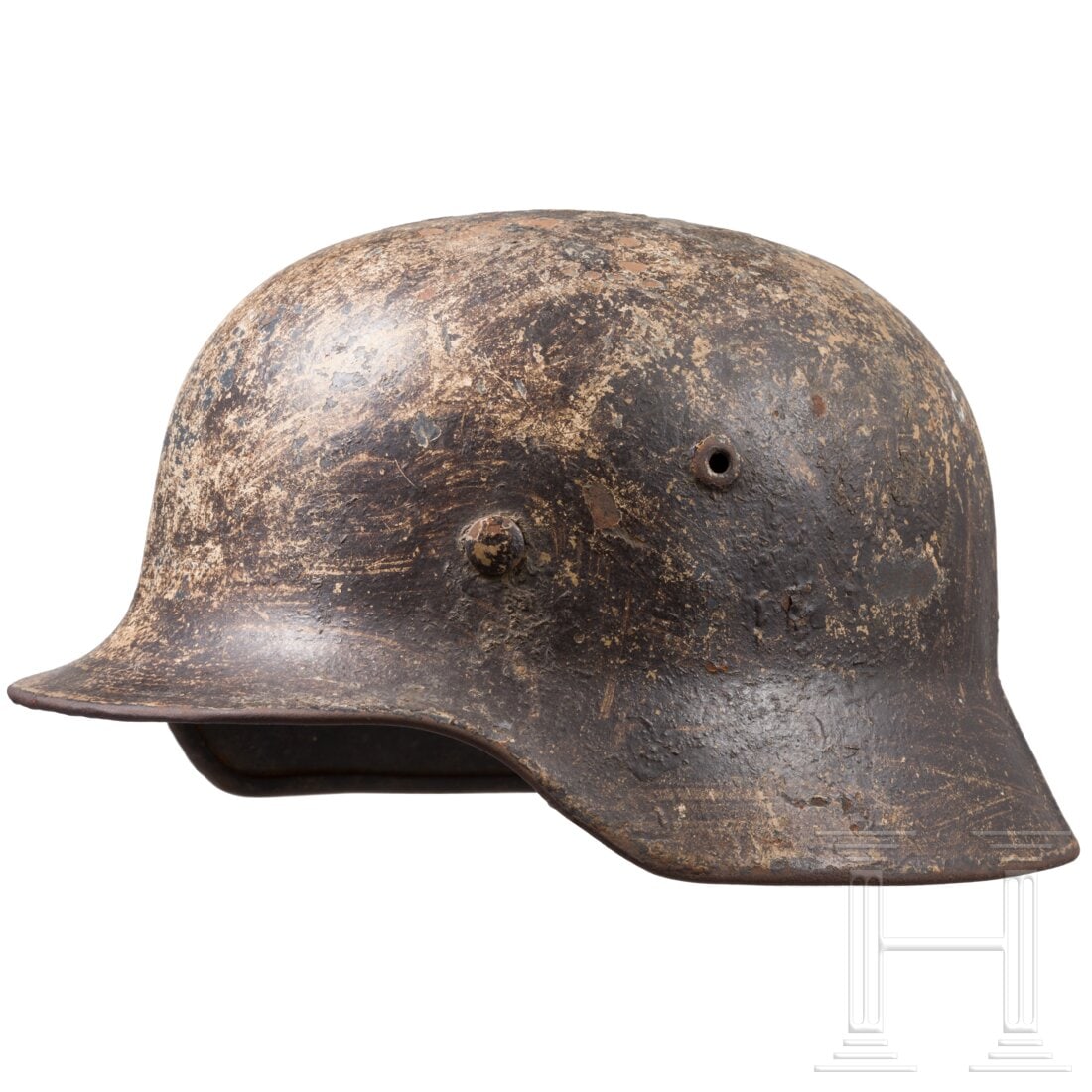 An air force steel helmet M 40 with camouflage painting: An air force steel helmet M 40 with camouflage paintingDie Glocke mit mitgeprägten Belüftungsnieten und luftwaffenblauer Lackierung, außenseitig ein rauer, dicker Tarnanstrich.Innenseitige Herstell