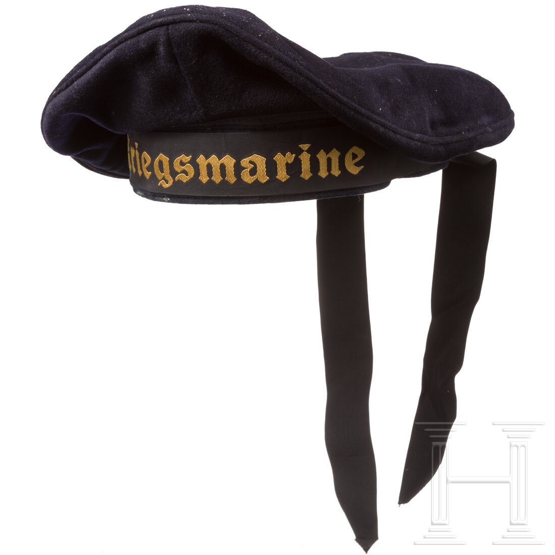 A blue cap for sailors/petty officers of the Kriegsmarine: A blue cap for sailors/petty officers of the KriegsmarineEigentumsstück aus feinem marineblauen Wolltuch mit abnehmbarem Deckel, goldgelb gewebtem Mützenband, Metalleffekten, ungefüttert mit Ersatz