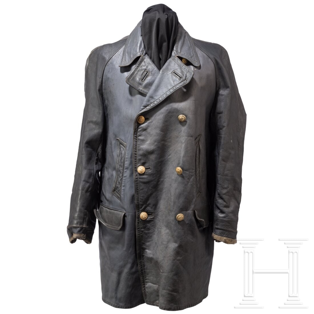 A long leather jacket for bridge personnel on E-boats/submarines: A long leather jacket for bridge personnel on E-boats/submarinesKammerstück aus grauem Glattleder, zweireihig mit nachvernähten goldenen Ankerknöpfen, seitliche Wärmetaschen, eingearbeitete Hüftt