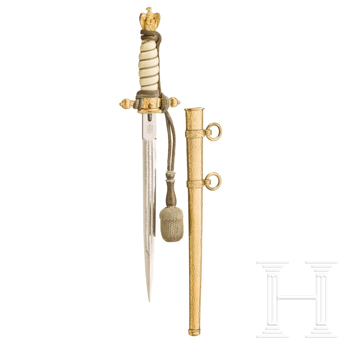 A navy officer's dagger M 38: A navy officer's dagger M 38Neuzeitliche Klinge (a replica blade) und Druckknopf. Vergoldeter Adlerknauf und Parierstange, weißer Griff mit Drahtwicklung. Silbernes Portepee. Gehämmerte Scheide. Lä