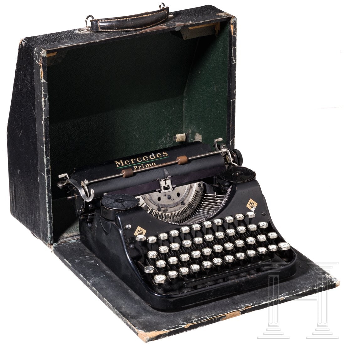 A Mercedes "Prima" typewriter: A Mercedes "Prima" typewriterMercedes-Büromaschinenwerke AG Zella-Mehlis. "SS"-Runen auf der "="-Taste. Funktionstüchtig. Deckel vorhanden, aber nicht mehr schließend. Maße mit Deckel 39 x 34,5 x