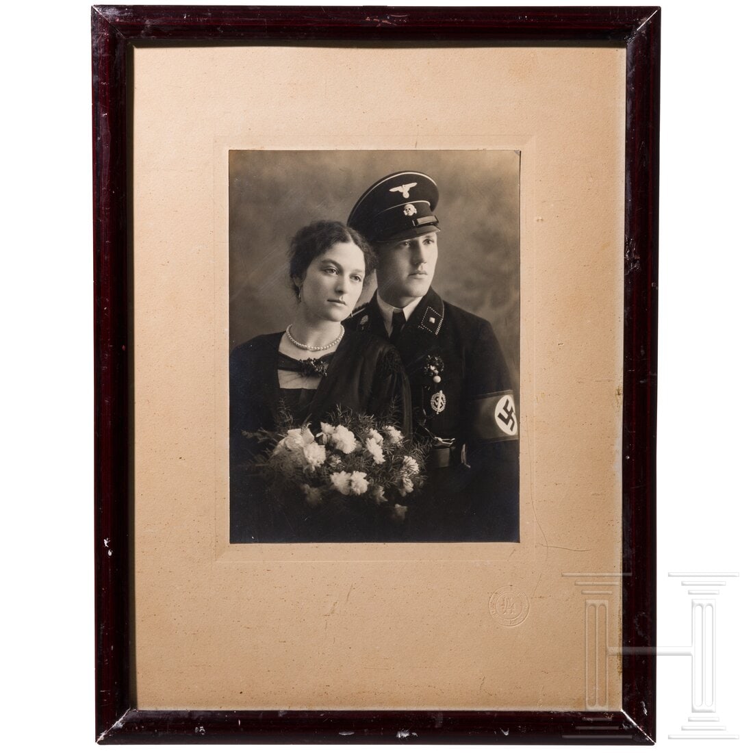 A large framed wedding photo of a Scharführer: A large framed wedding photo of a ScharführerHalbaufnahme in schwarzer Uniform. Auf Passepartout mit Münchner Fotografenprägung "Photo Anspann". Gerahmt und unter Glas. Fotomaße 23 x 17 cm, Rahmen