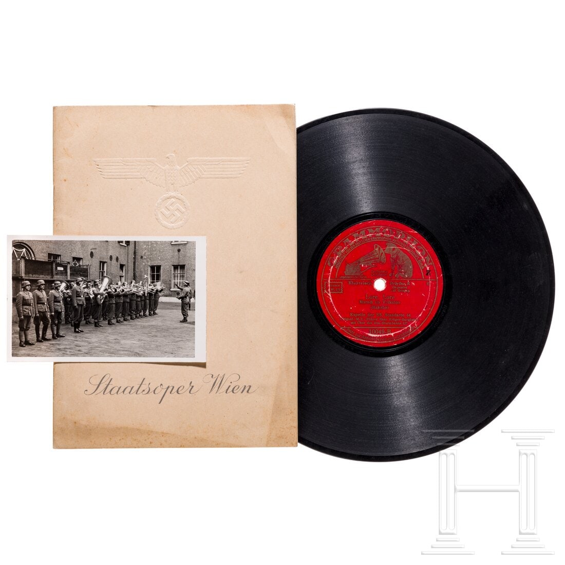 A vinyl record: A vinyl recordMit Aufnahmen der SS-Standarte 44: "Lore, Lore" und "Alte Studentenweise". Sichtlich verkratzt. Dazu eine Postkarte mit Abbildung eines Musikzuges und ein Programm der Staatsoper WienCon