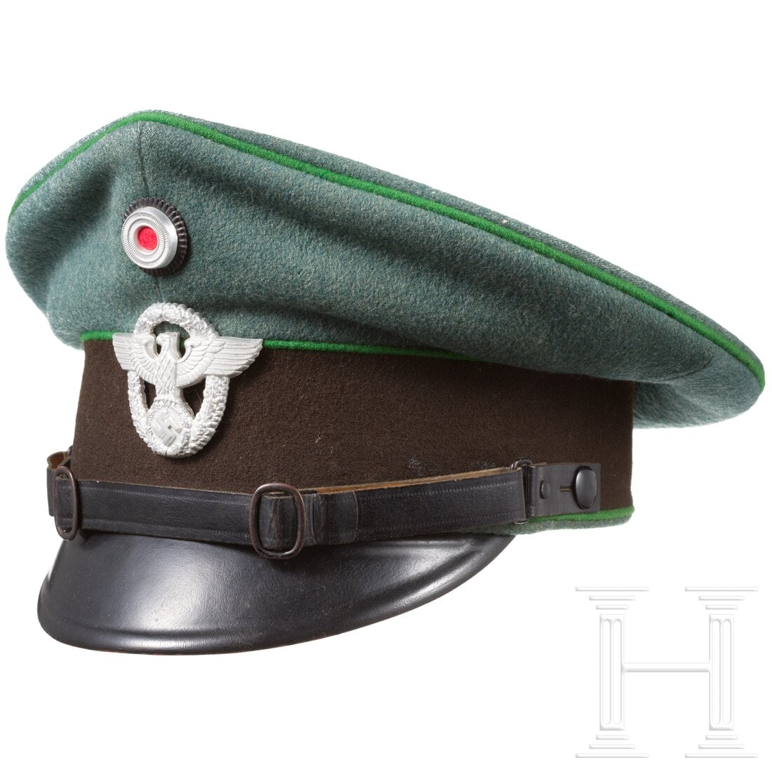 A visor hat for EM/NCOs of the Schutzpolizei: A visor hat for EM/NCOs of the SchutzpolizeiPolizeigrüner Wollstoff mit dunkelbraunem Besatzstreifen und grünen Vorstößen. Orangebraunes Baumwollfutter (angeschmutzt, Mützentrapez fehlt) mit brau