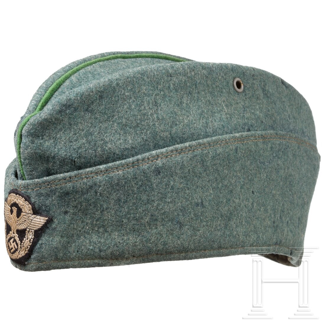 A garrison cap for EM/NCOs of the Schutzpolizei: A garrison cap for EM/NCOs of the SchutzpolizeiKammerstück aus polizeigrünem Wollstoff (mottig) in Bootsform mit grünem Deckelvorstoß, im bräunlichen Köperfutter (angeschmutzt) ein Trägeretiket