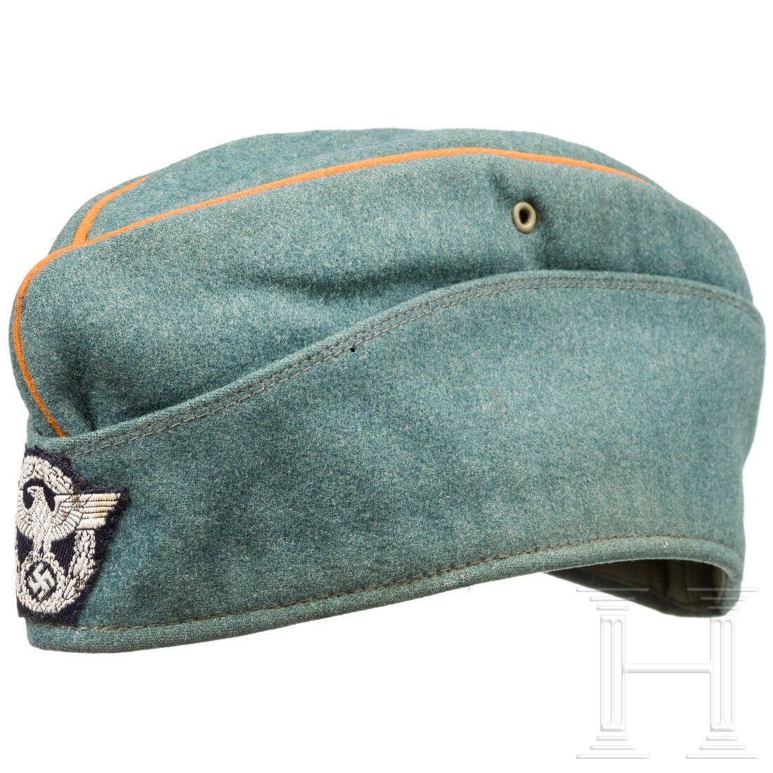 A garrison cap for EM/NCOs of the gendarmerie: A garrison cap for EM/NCOs of the gendarmerieKammerstück aus polizeigrünem Wollstoff (Mottenspuren) in Bootsform mit orangefarbenem Deckelvorstoß und grünlichem Köperfutter. Mattweiß gewebter Ad