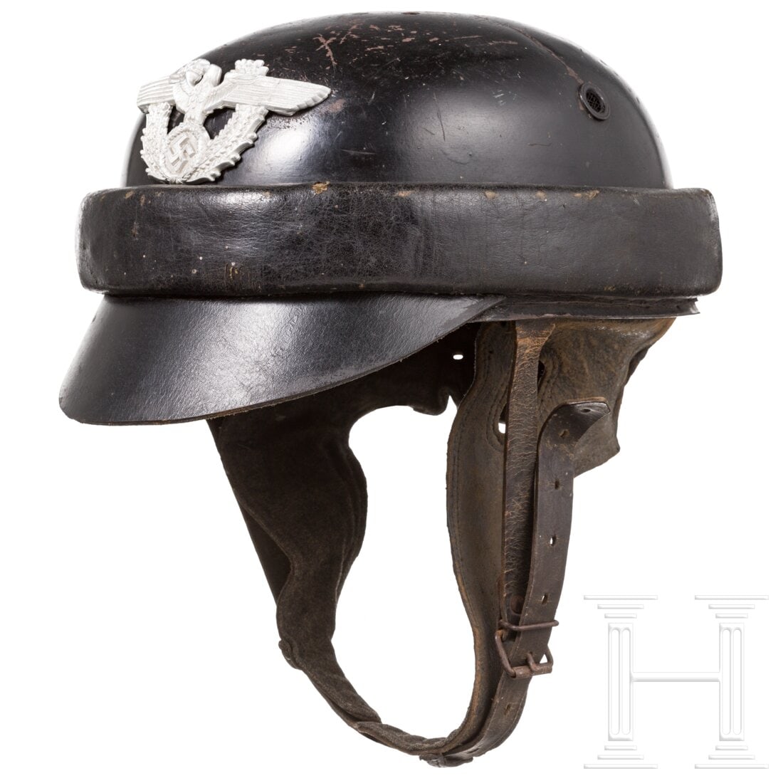 A crash helmet for motorcyclists of the Schutzpolizei: A crash helmet for motorcyclists of the SchutzpolizeiSchwarz lackierte Fiberglocke mit ledernem Schutzwulst, Ohren- und Nackenschutz mit eingezogenem Kinnriemen. Deckelfutter aus schwarzem Wachstuch m