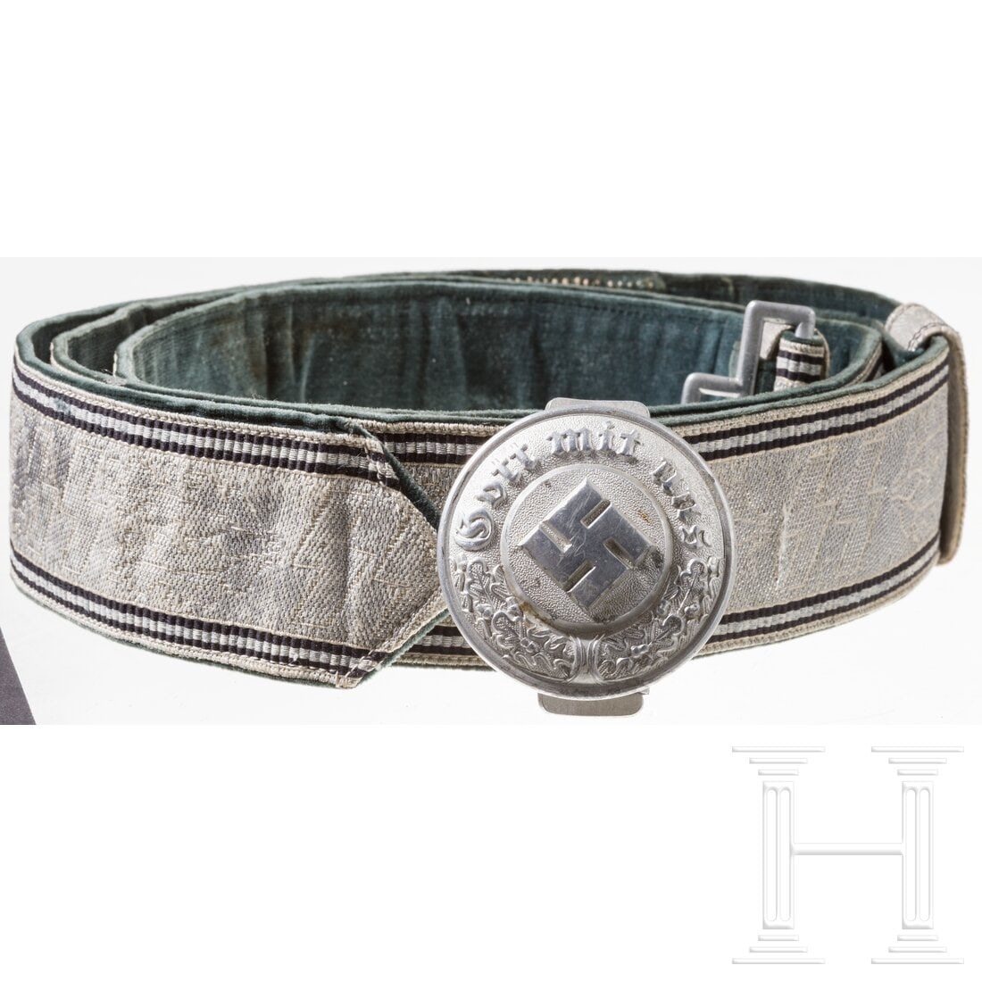 A brocade belt for police officers with SS affiliation: A brocade belt for police officers with SS affiliationHalbhohl geprägtes Aluminimschloss (vs. oberflächliche Fehlstellen) mit vercrimpter Dornschließe, diese punziert "D.R.G.M." und "RZM 257/41". D