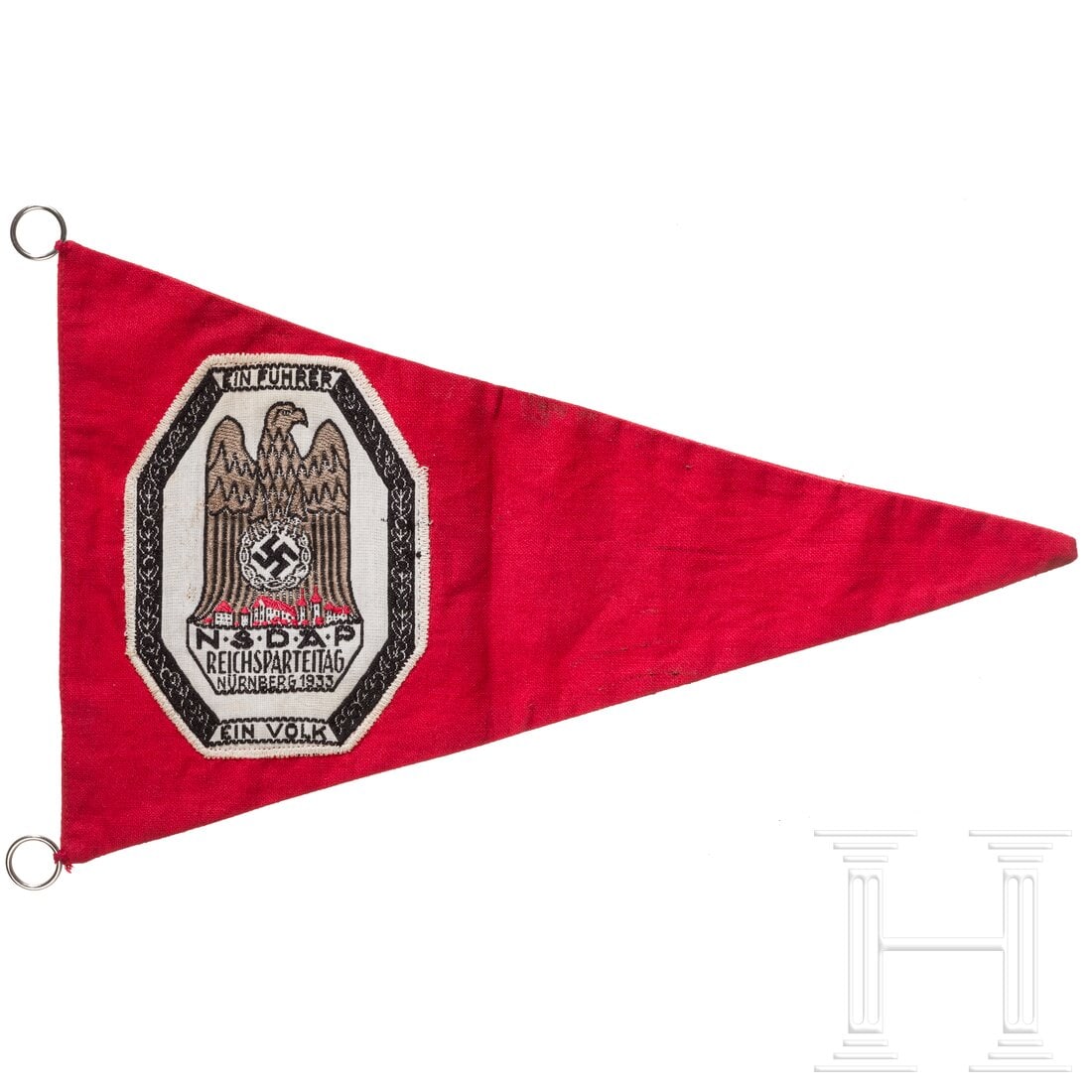 A small pennant to the "Reichsparteitag 1933": A small pennant to the "Reichsparteitag 1933"Rotes Leinentuch. Appliziertes Emblem des Reichsparteitages 1933 in Eichenlaubkranz bzw. Hakenkreuzscheibe. Zwei vernähte Befestigungsringe. Höhe 15 cm, 