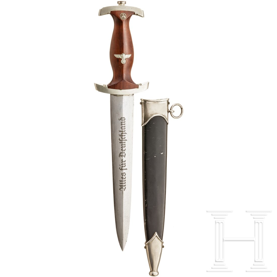 An SA service dagger M 33: An SA service dagger M 33Aus Alt- und Neuteilen zusammengesetzt (assembled from old and replica parts). Klinge ohne Herstellerlogo. Neusilberparierstangen, brauner Holzgriff mit angelegtem Neusilberad