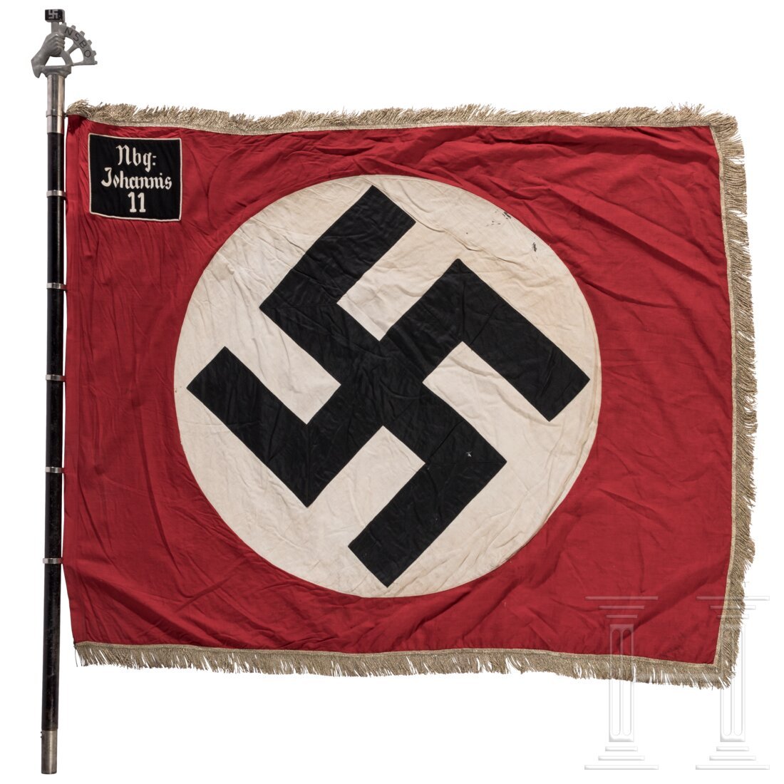 A flag of the NSBO "Nbg. Johannis 11": A flag of the NSBO "Nbg. Johannis 11" Rotes Fahnenleinen mit dreiseitigem silbernen Fransenbehang, beidseitig aufgenähte weiße Hakenkreuzscheibe und in den stangenseitig oberen Ecken je ein schwarze
