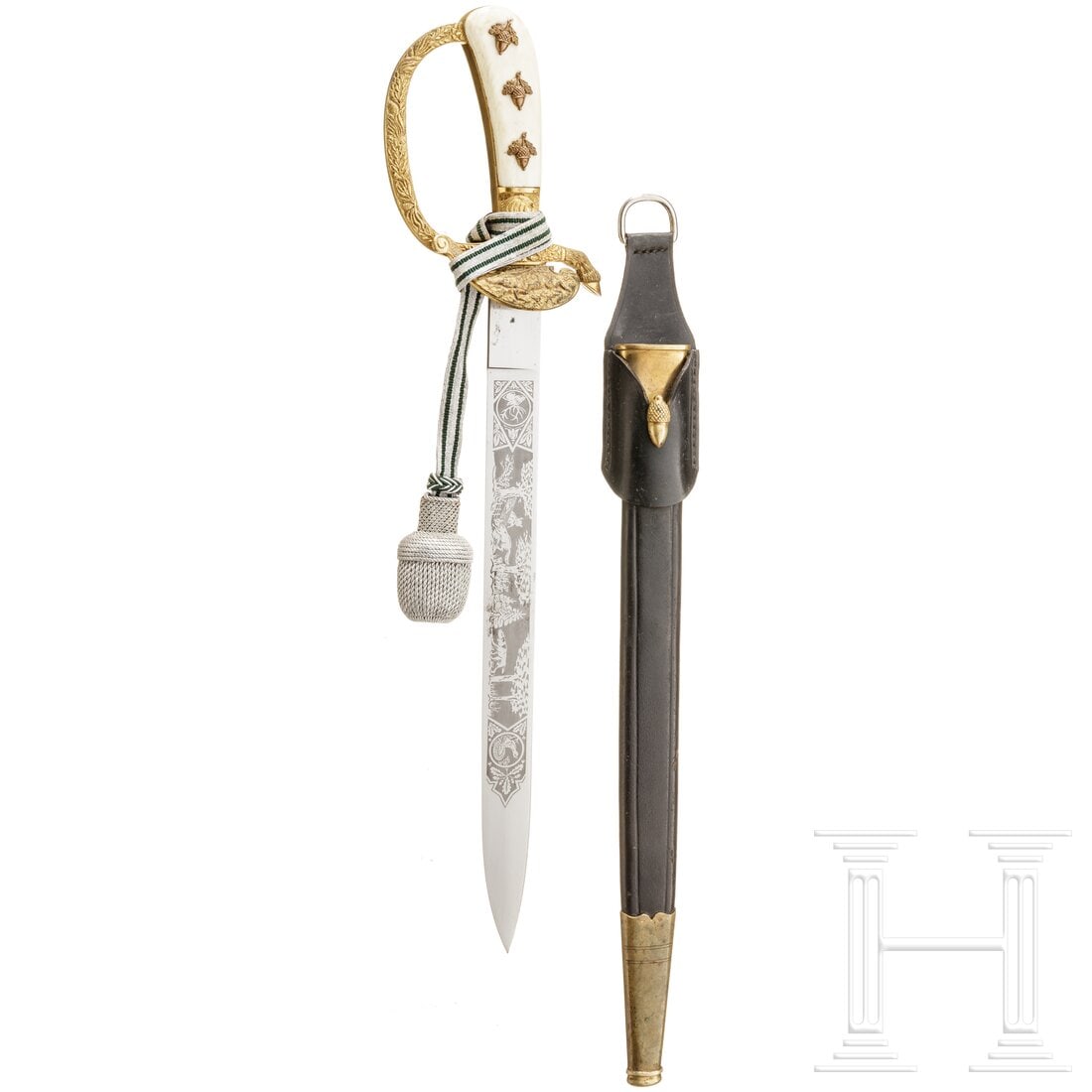 A cutlass for a senior forester, made by Siegfried Waffen in Solingen: A cutlass for a senior forester, made by Siegfried Waffen in Solingen Kräftige Keilklinge mit beidseitigen jagdlichen Zierätzungen sowie Herstellerlogo. Vergoldetes Bügelgefäß mit reliefiertem Bl