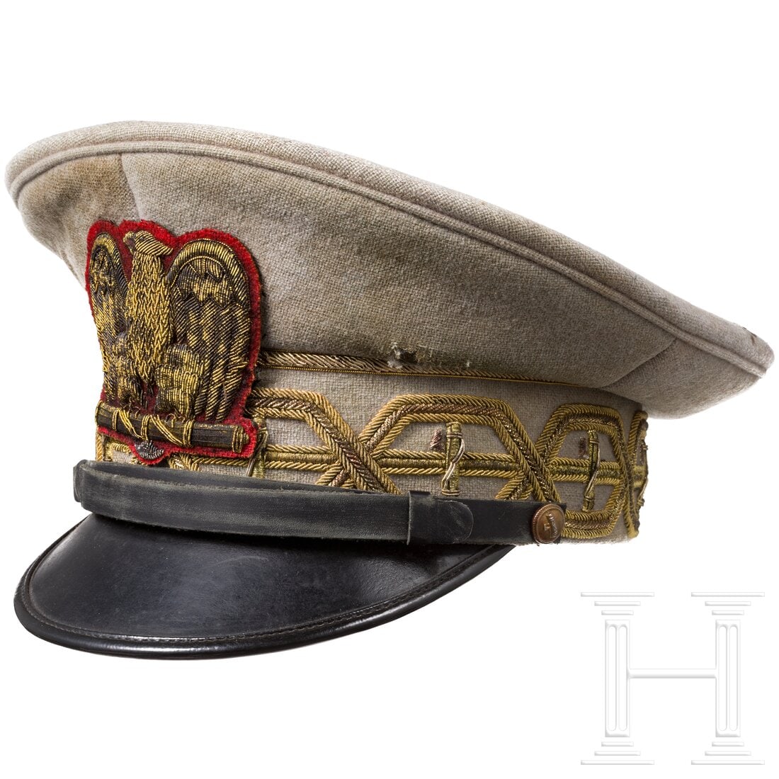 A visor cap for generals of the MVSN: A visor cap for generals of the MVSNReplik. Graues Tuch (kleine Löcher), der Bund mit goldener Generalsstickerei, golden gesticktes Adleremblem auf rotem Tuchgrund. Schwarz lackierter Schirm und einf