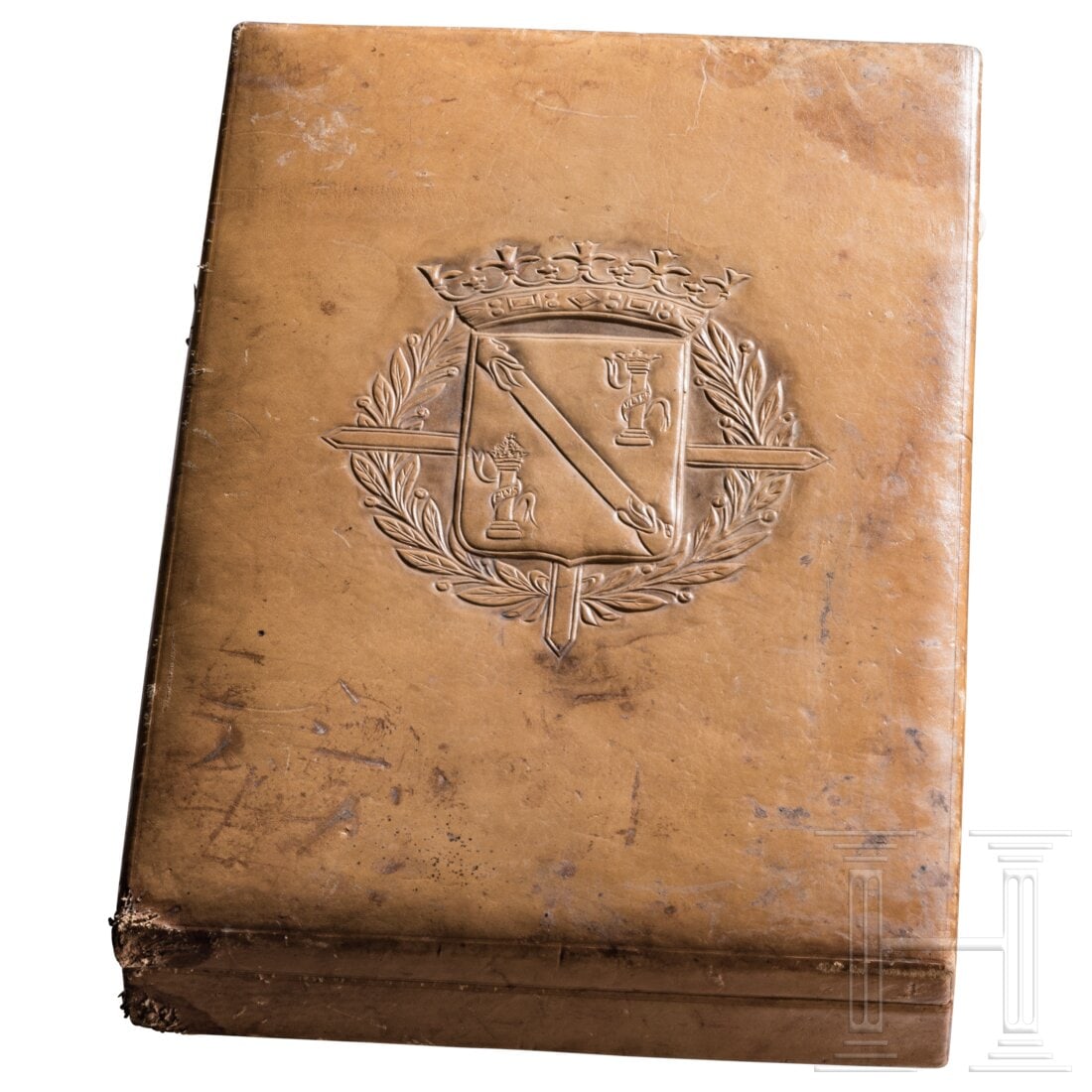 Francisco Franco - a present box: Francisco Franco - a present boxDie Schachtel mit hellbraunem Lederbezug, der Deckel mit dem reliefierten persönlichen Wappen Francos, innenseitig mit weißer Seide verkleidet, der Deckel mit Filzpol