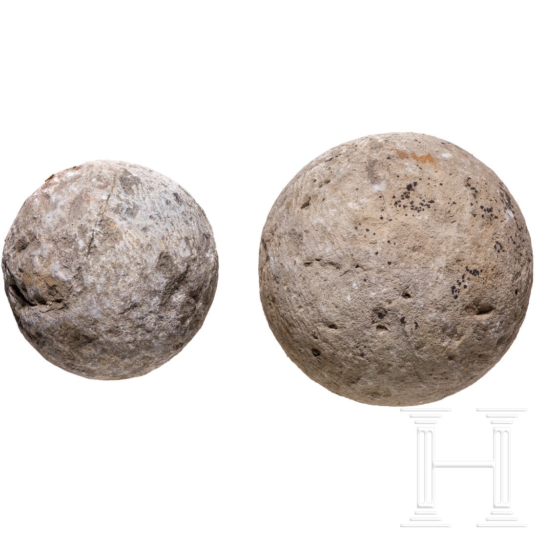 Two German cannon balls made of stone, circa 1500: Two German cannon balls made of stone, circa 1500Kugeln aus behauenem Kalkstein, Durchmesser 15 cm und 19 cm. Condition: II -