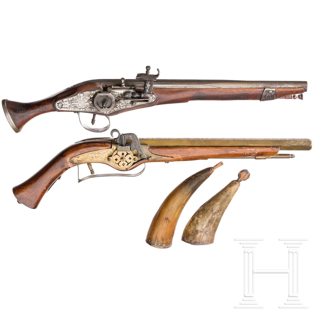 Two decorative wheellock pistols, 2nd half of the 20th century: Two decorative wheellock pistols, 2nd half of the 20th centuryGlatter Messinglauf im Kaliber 14,5 mm, gefederter schwenkbarer Hahn, quer geriffeltes Stahlrad mit Vierkant und verzierter Messingabdecku