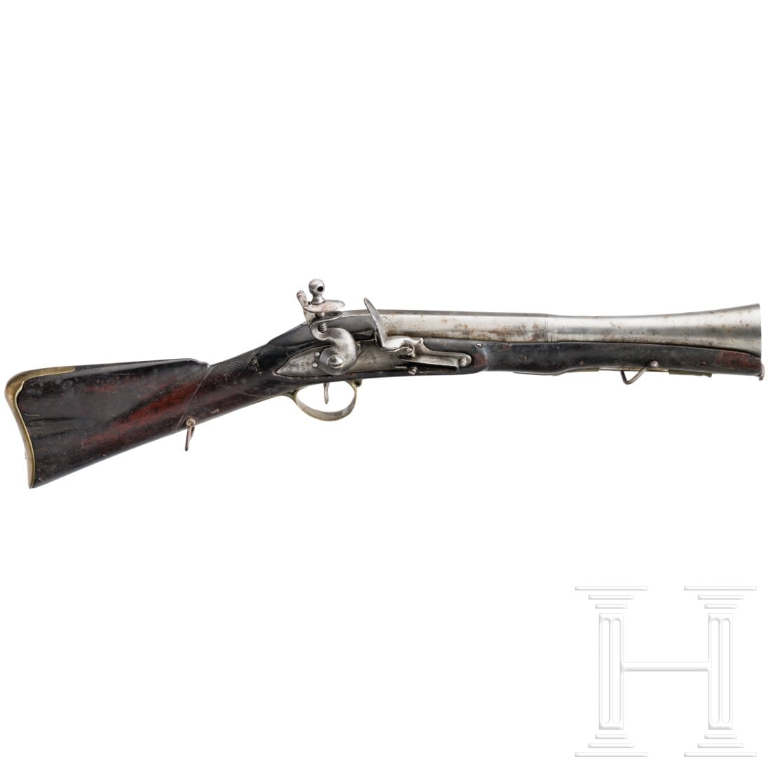 A blunderbuss, probably English, dated 1815: A blunderbuss, probably English, dated 1815Oktagonaler, in rund übergehender Lauf mit trichterförmig erweiterter Mündung, über der Kammer zahlreiche Stempel, Oberfläche stark verputzt und stellen
