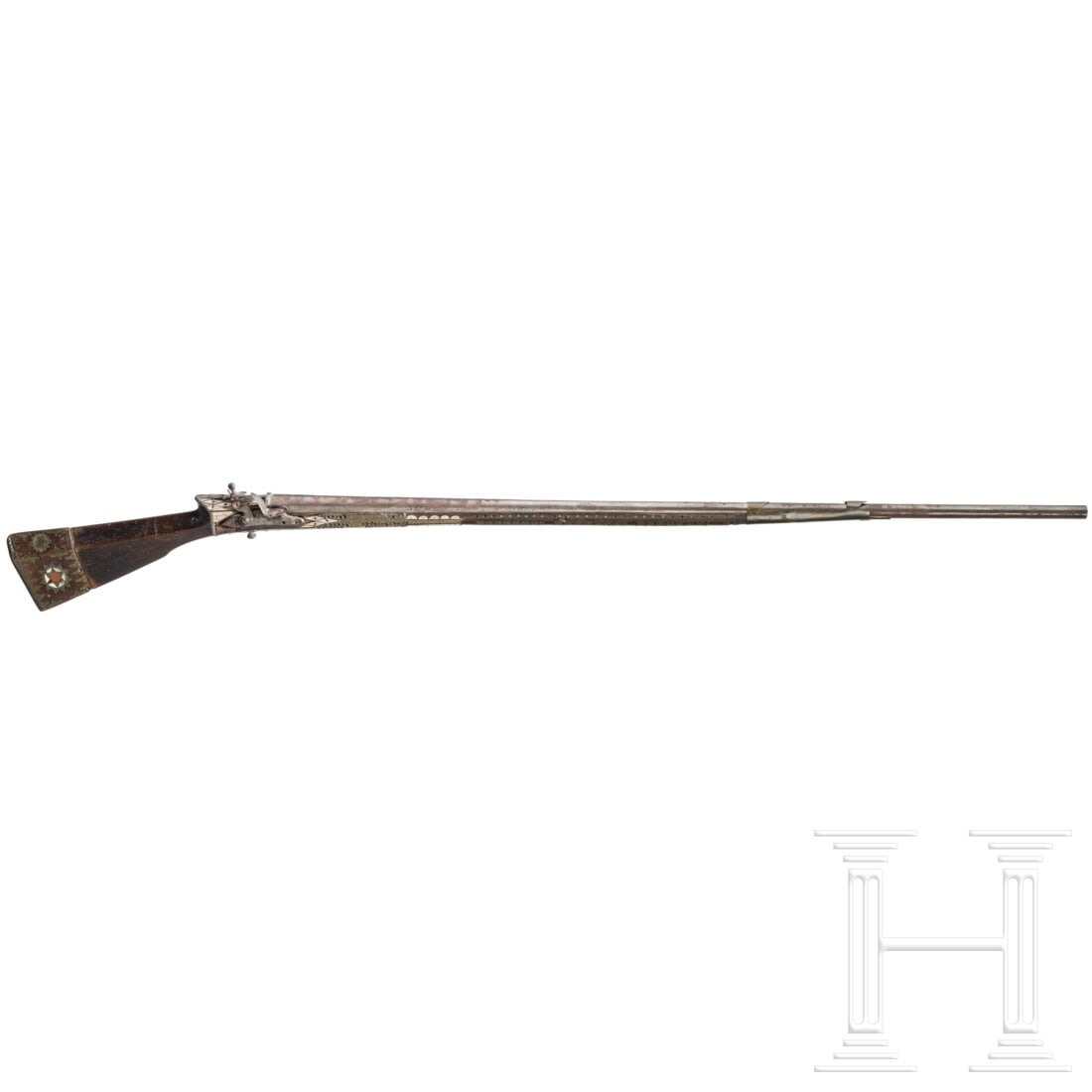 A Bulgarian flintlock rifle, ca. 1800: A Bulgarian flintlock rifle, ca. 1800Schlanker runder Lauf mit glatter Seele im Kaliber 16 mm. Eisernes Steinschloss, die Batteriefeder und eine Schlossschraube fehlen. Schaft aus ebonisiertem Holz mi