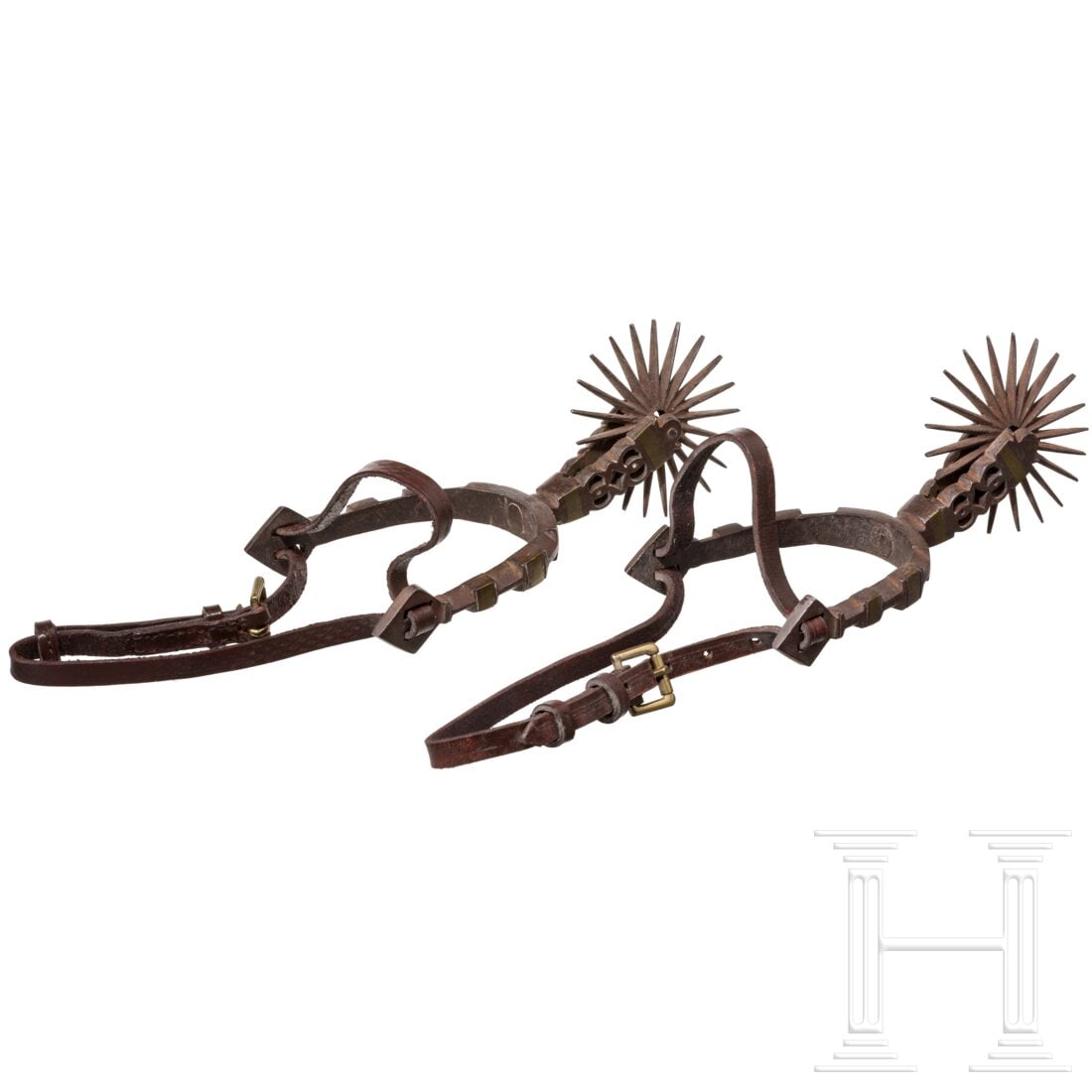 A pair of French or Spanish wheel spurs, 18th century: A pair of French or Spanish wheel spurs, 18th centuryEin Paar eiserne Sporen mit leicht geschwungenen, messingbelegten Bügeln sowie durchbrochen gearbeiteten Hälsen und sternförmigen Rädern. Berie