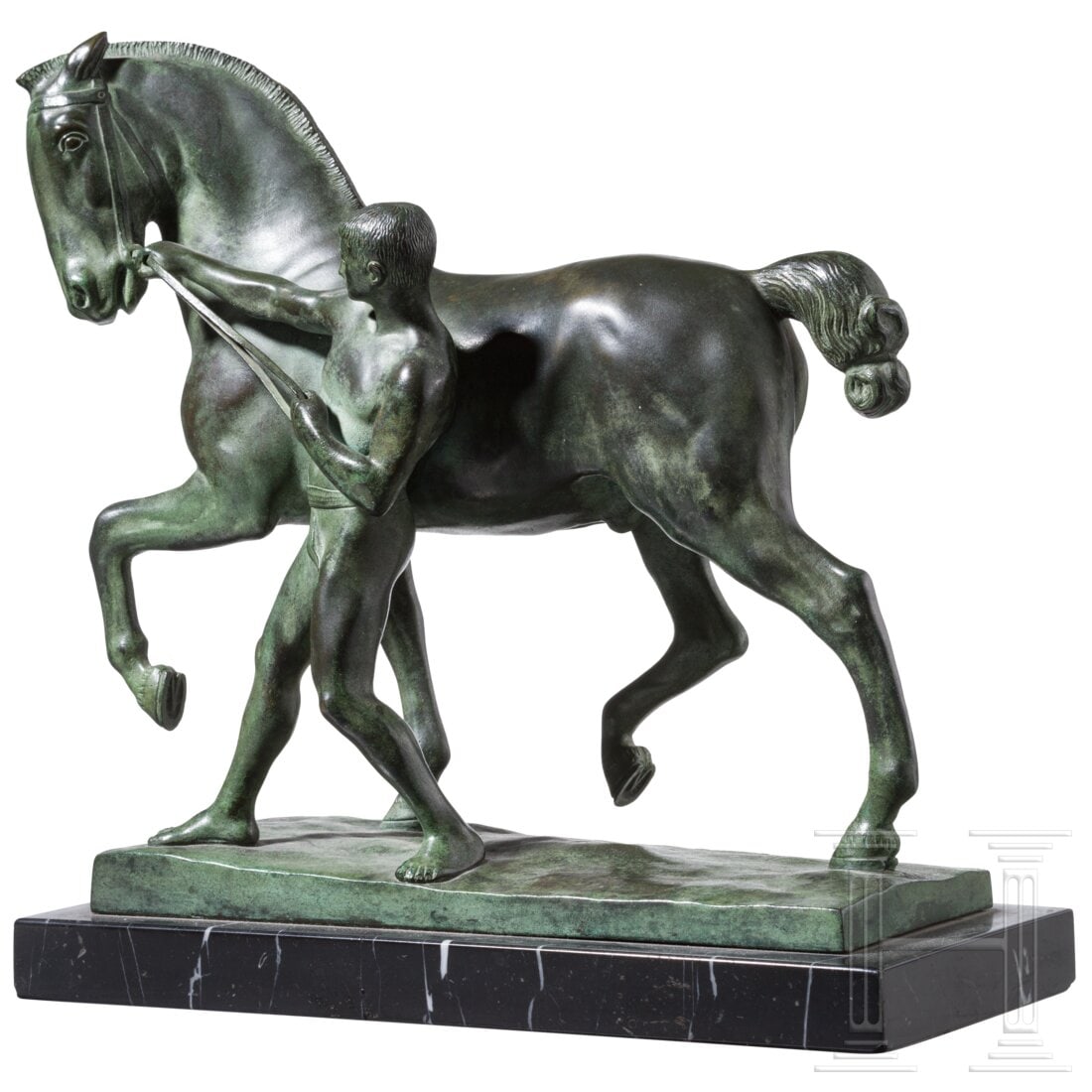 Rudolf Kaesbach (1873 - 1955) - Horse Tamer: Rudolf Kaesbach (1873 - 1955) - Horse TamerBronze, grün patiniert, an der Plinthe signiert "R. Kaesbach.". Schwarzer, weiß geäderter Steinsockel von rechteckigem Grundriss (leicht bestoßen). Gebra