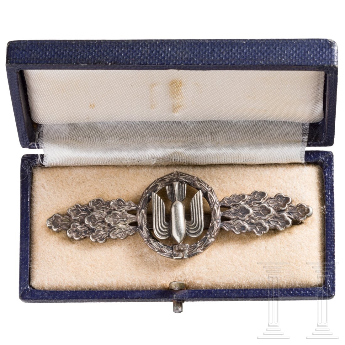 A cased Luftwaffe Heavy, Medium and Dive Bomber's Operational Flying Clasp in Silver (1 of 5)