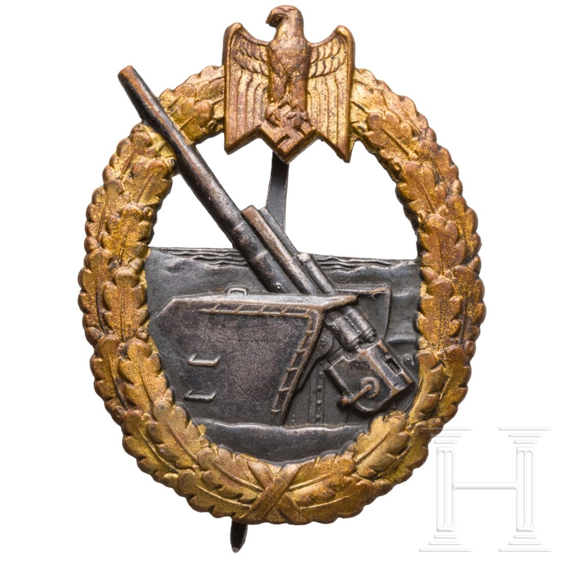 A Coastal Artillery War Badge made by Schwerin, Berlin: A Coastal Artillery War Badge made by Schwerin, BerlinFrühe Buntmetallausführung mit vergoldetem Kranz, rs. reliefiert "Schwerin Berlin" und eine vertikale, bauchige Nadel an liegendem Scharnier. Da