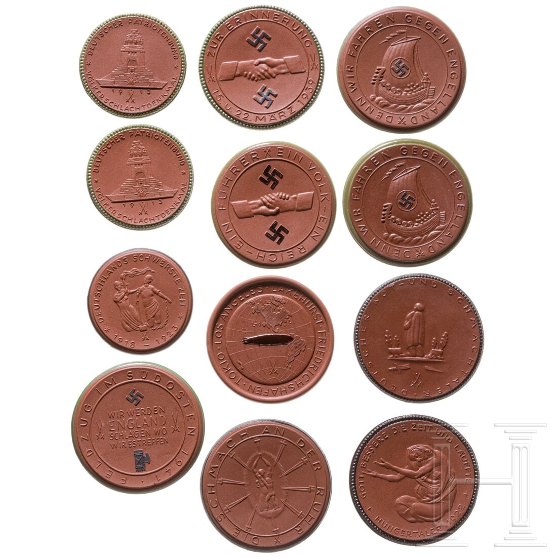 Twelve Meissen porcelain medals: Twelve Meissen porcelain medalsJeweils aus braunem unglasierten Böttger-Porzellan mit grüner bzw. schwarzer Randeinfassung: "Hungertaler 1922", "Deutscher Not und Schmachtaler", "Denn wir fahren geg