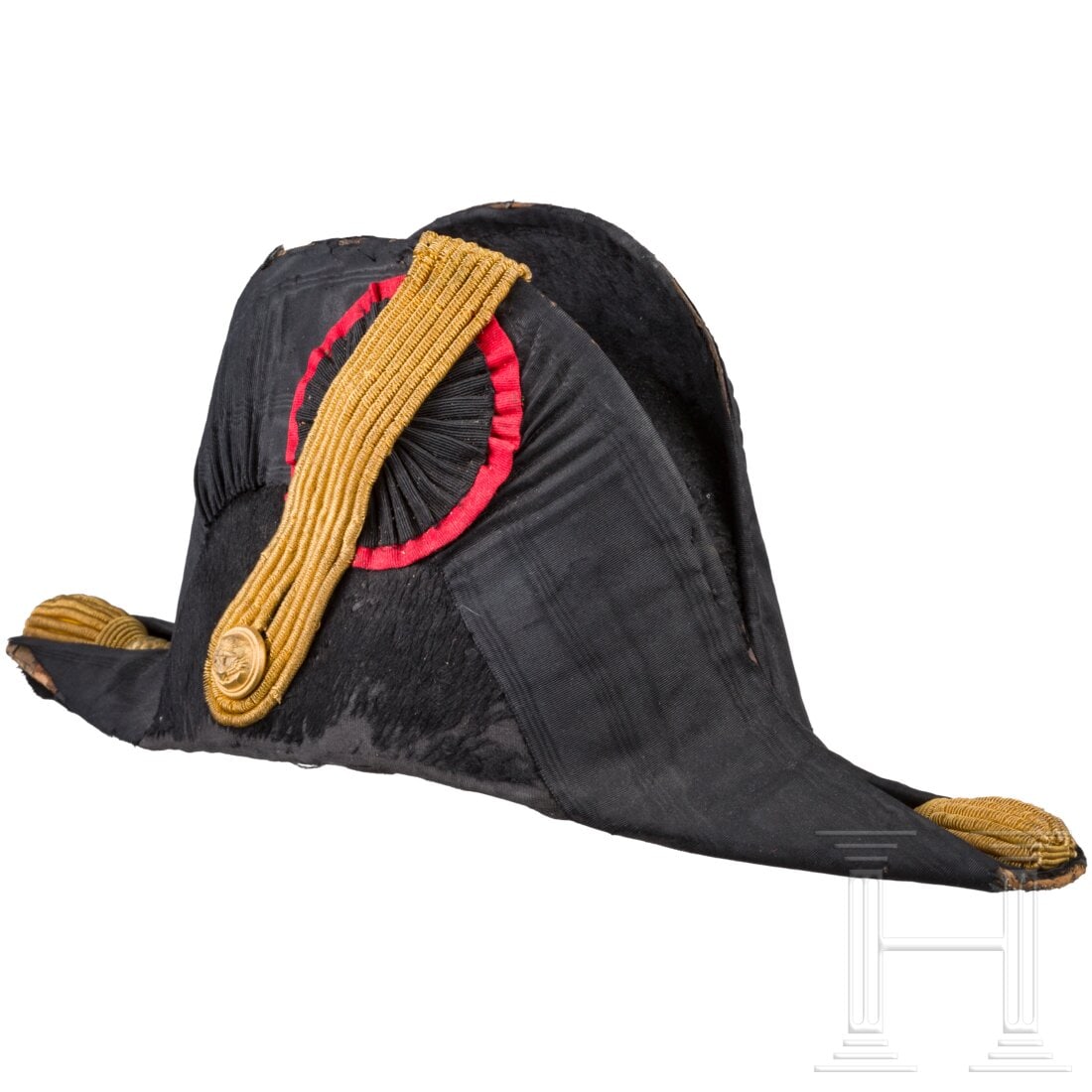 A bicorne hat for members of the Albanian navy, 1930s/40s: A bicorne hat for members of the Albanian navy, 1930s/40sSteifer Korpus, mit schwarzem Mohairfilz bezogen (berieben, vereinzelt Risse), die Einfassung aus gewässertem schwarzen Seidenripsband. Golden