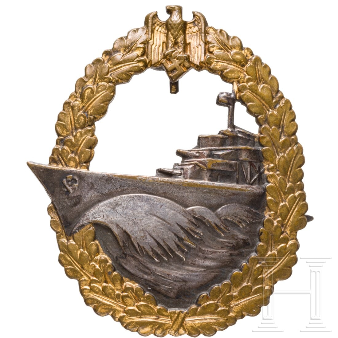 A Destroyer War Badge made by Schwerin in Berlin: A Destroyer War Badge made by Schwerin in BerlinMassives Buntmetall, vs. vergoldet und versilbert, rs. dunkel patiniert mit Herstellerbezeichnung "Schwerin Berlin 68", bauchige, horizontale Tragenadel