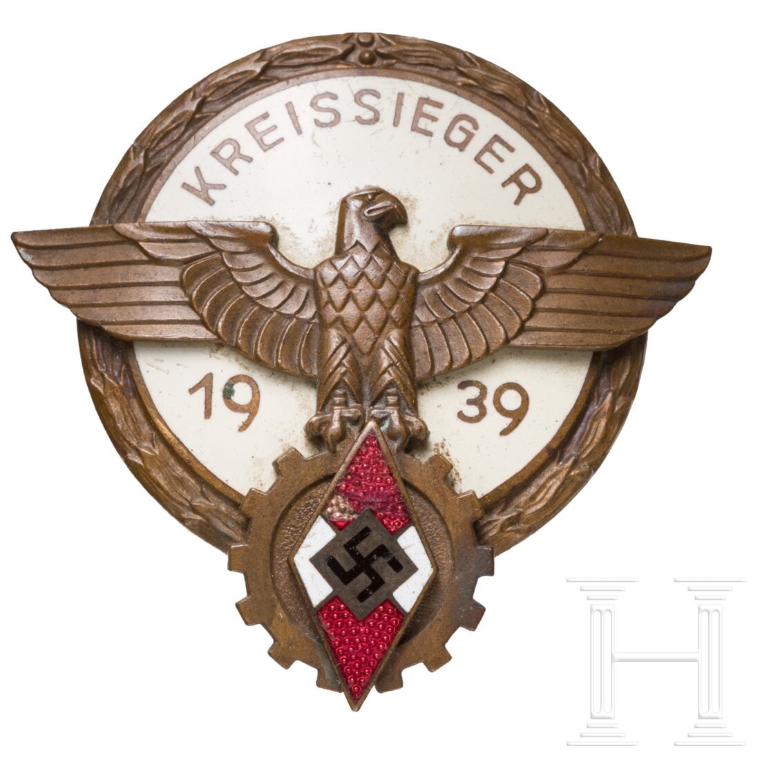 A Kreissieger badge for the National Trade Competition 1939: A Kreissieger badge for the National Trade Competition 1939Bronziertes, teilemailliertes Buntmetallabzeichen mit separat aufgelegtem Adler und HJ-Raute (gechipt) des Herstellers "A.G. Tham Gablononz A