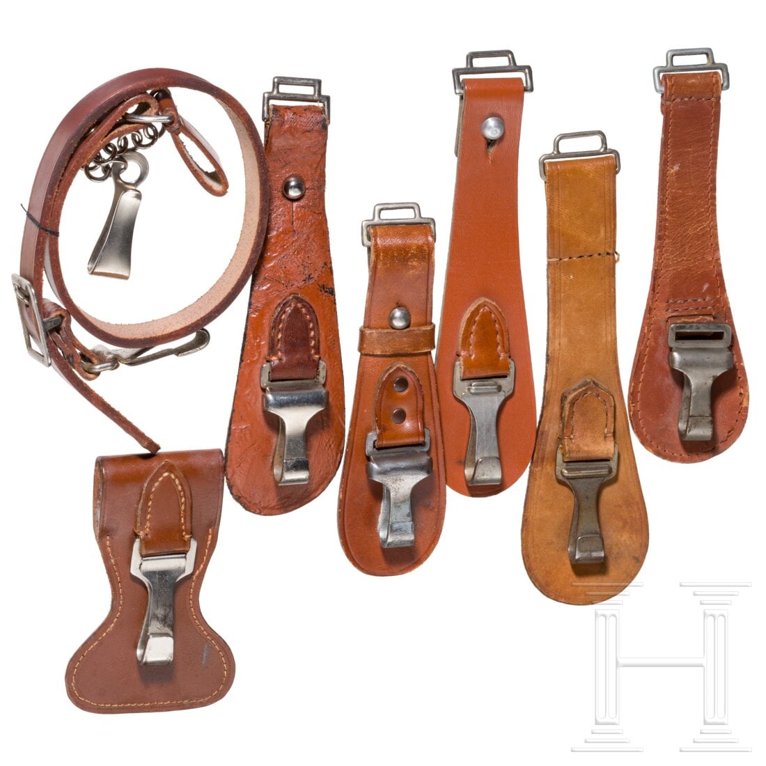 Various army leather hangers: Various army leather hangersBraune Koppelschlaufe mit vernickeltem Clip. Fünf unterschiedliche Gehänge in Tropfenform mit Clip. Brauner Riemen mit Clip. Condition: II +