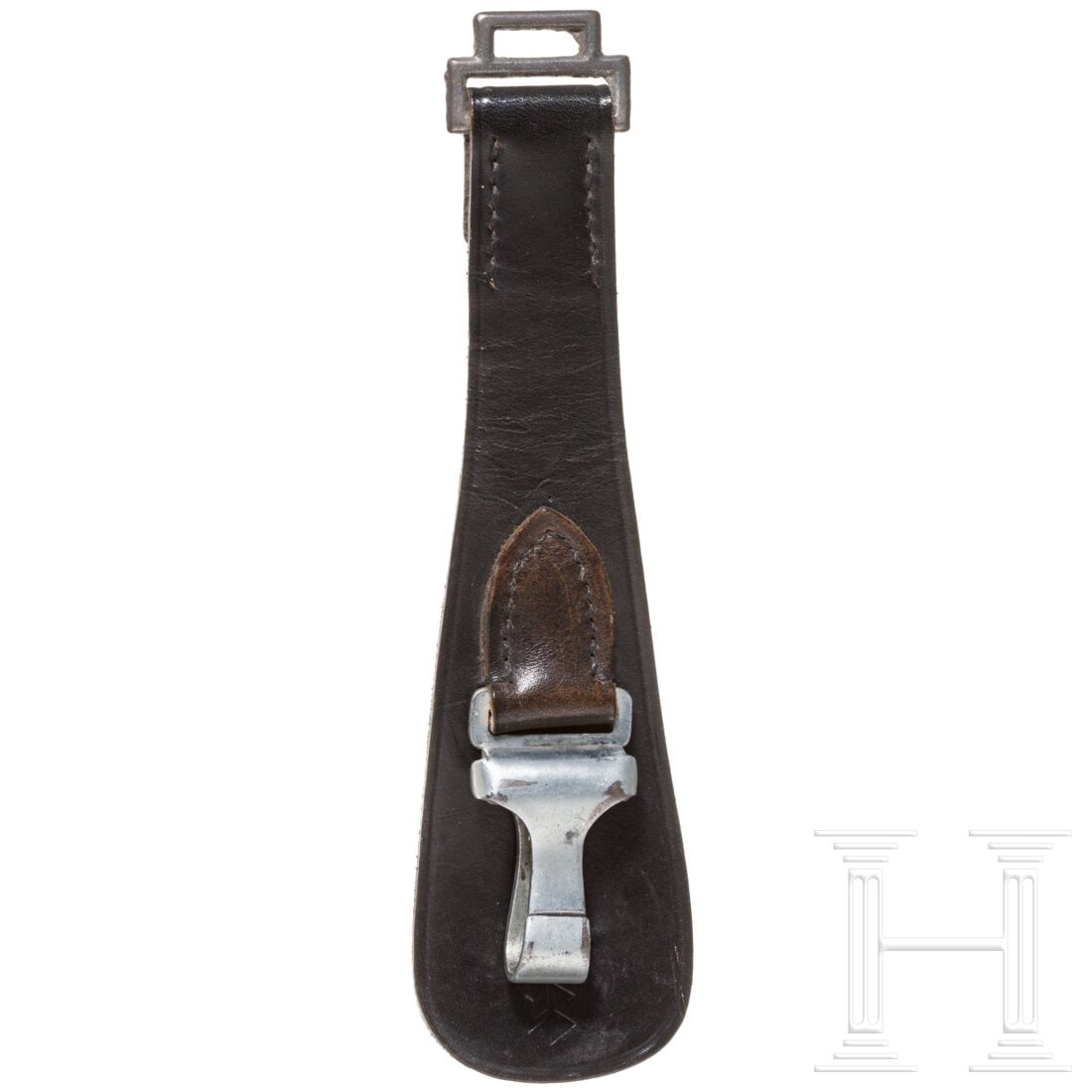 A black sword leather hanger, P. D. Lüneschloss: A black sword leather hanger, P. D. LüneschlossGeschwärztes Leder in Tropenform, rs. Filzreste, am Unterrand geprägter "Hakenstern", der vernickelte Clip gestempelt "OLC". Länge 17,5 cm.Condition: