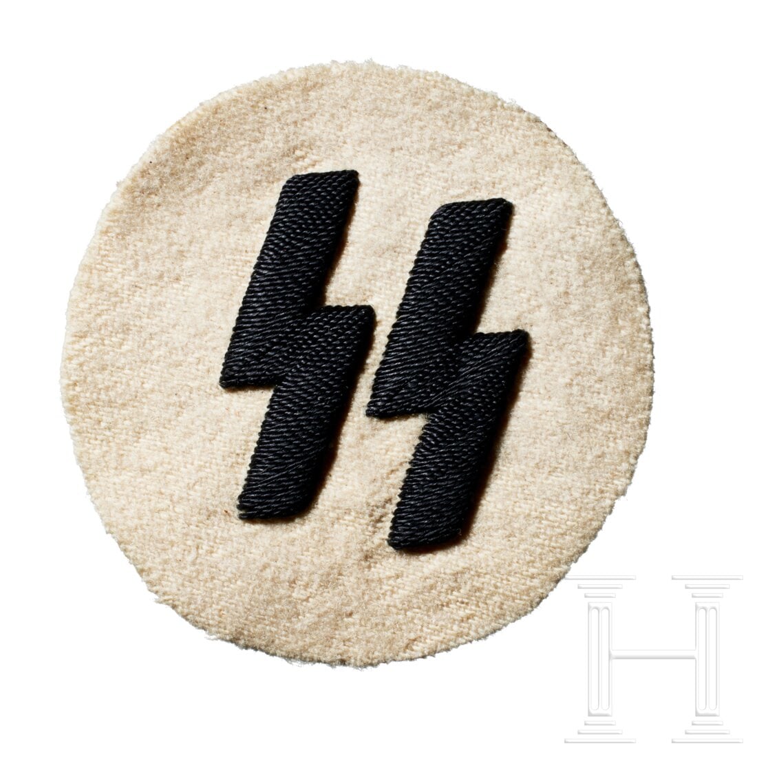 Breast Runes for White Summer Service Tunic: Breast Runes for White Summer Service TunicWhite, circular cloth backing, black celleon embroidered runes. Extremely rare.USA lot - more info hereCondition: II