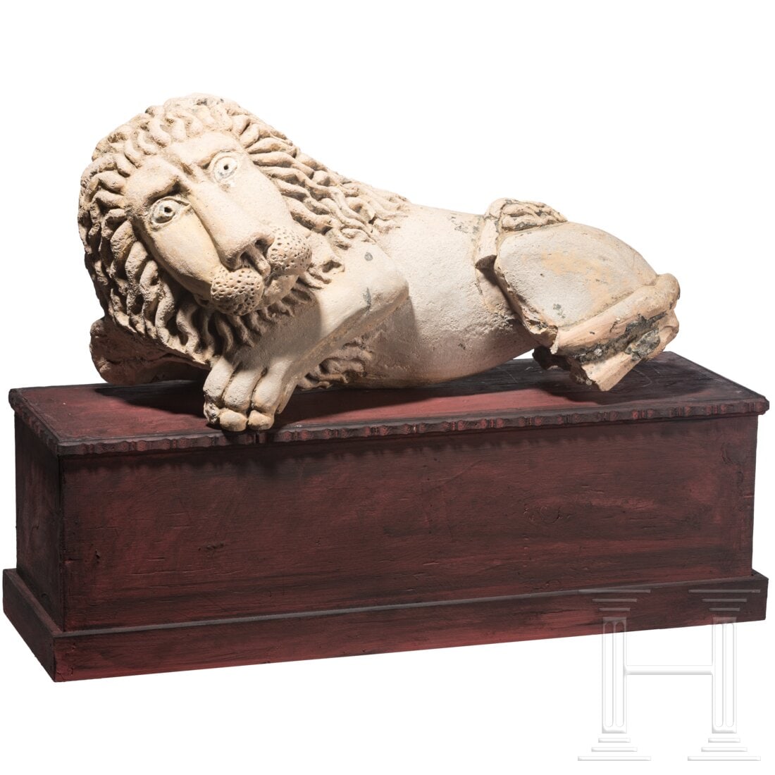 A German lion of Landshut made of terracotta, 17th/18th century: A German lion of Landshut made of terracotta, 17th/18th centuryAusdrucksstarke Figur eines liegenden gotischen Löwen aus Terrakotta. Fehlstellen an den Pfoten und dem Schwanz. Aufgesetzt auf farbig g