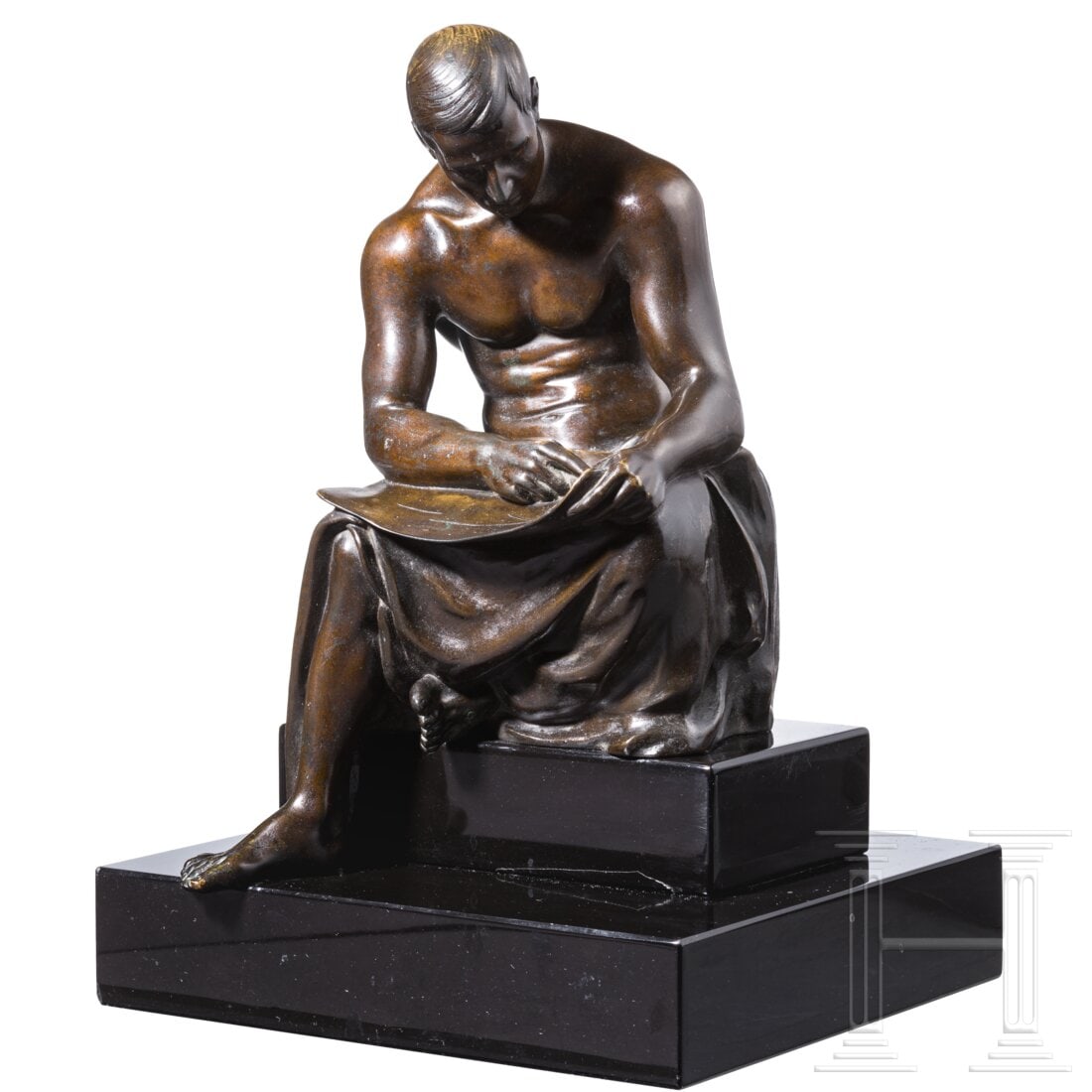 A bronze figure showing an architect, Gerhard Schliepstein (1886 - 1963), Gladenbeck (finish): A bronze figure showing an architect, Gerhard Schliepstein (1886 - 1963), Gladenbeck (finish)Bronze. Auf einem Amboss sitzender, nur mit einem Lendentuch bekleideter Mann. Auf seinem Schoß hält er e