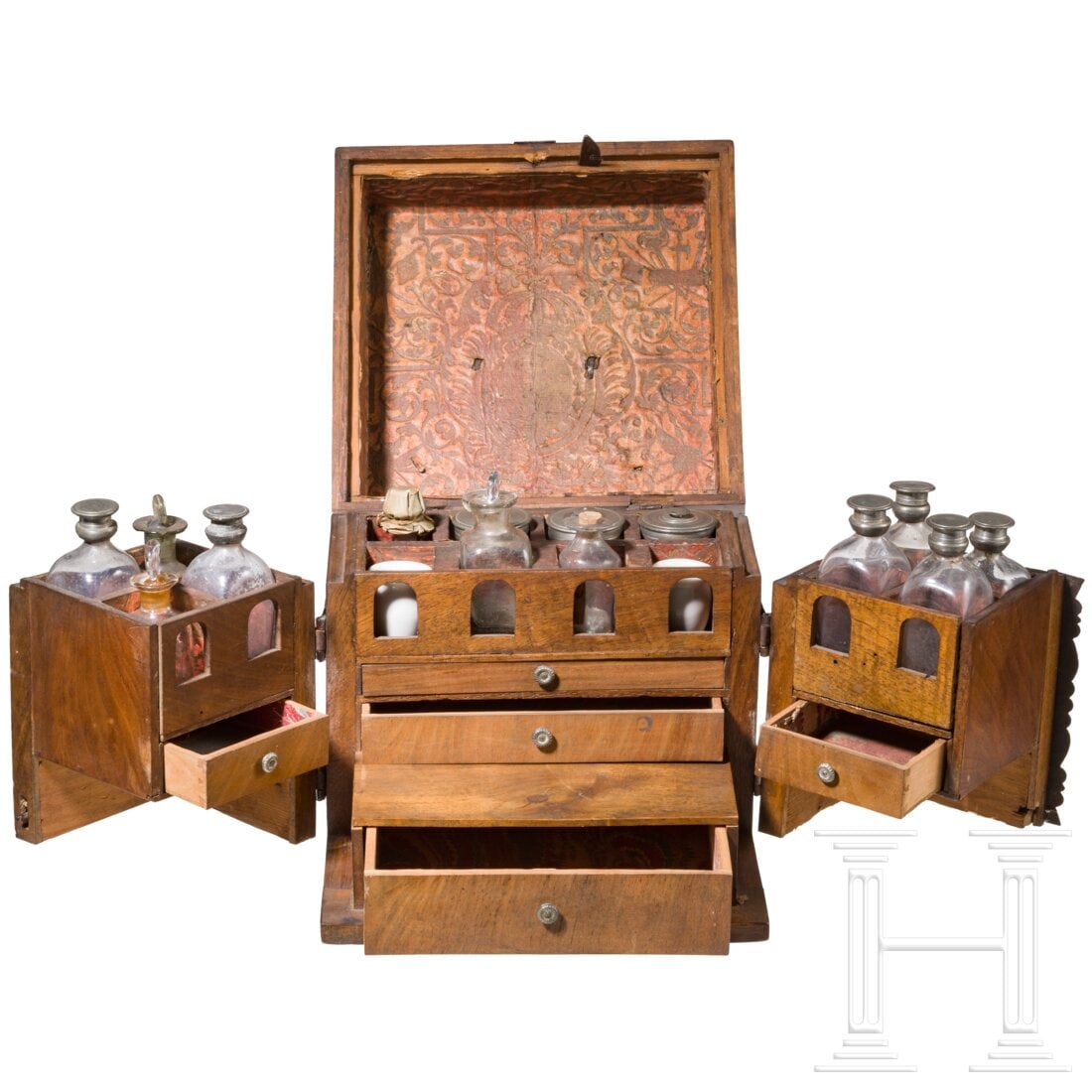 A German travelling apothecary's chest, 18th century: A German travelling apothecary's chest, 18th centuryFrontseitig aufklappbares, eisenbeschlagenes Nussbaumkästchen. Deckel mit goldgeprägtem, etwas geblichenem roten Papier ausgekleidet. Insgesamt 14