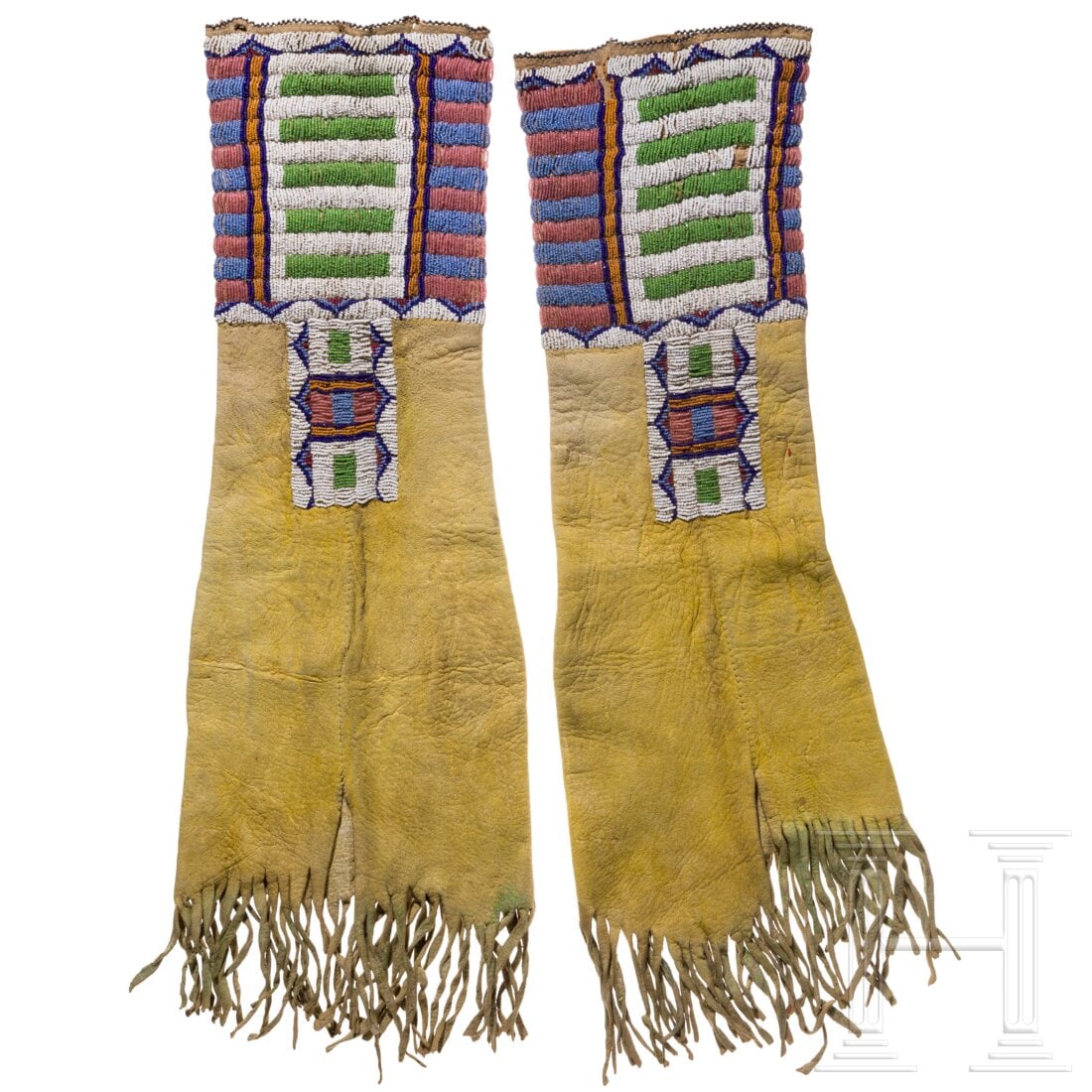 A pair of Native American gaiters of Plains tribes: A pair of Native American gaiters of Plains tribesRöhrenförmige Gamaschen aus Wildleder, vs. vernäht und am unteren Rand fransig eingeschnitten, im Knie-/Unterschenkelbereich und am Schienbeinberei